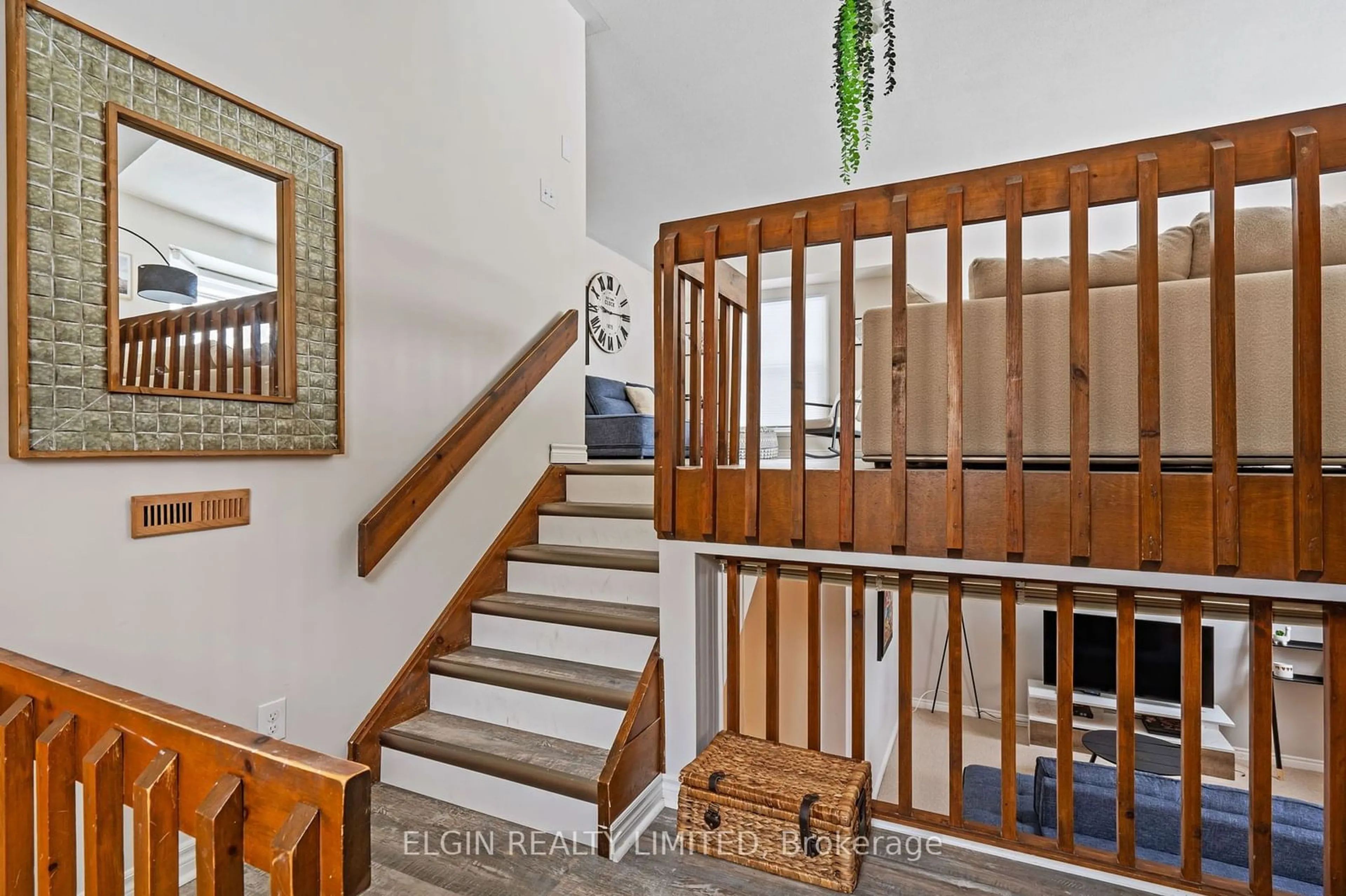 Indoor foyer for 152 Wellington St, Lucan Biddulph Ontario N0M 2J0