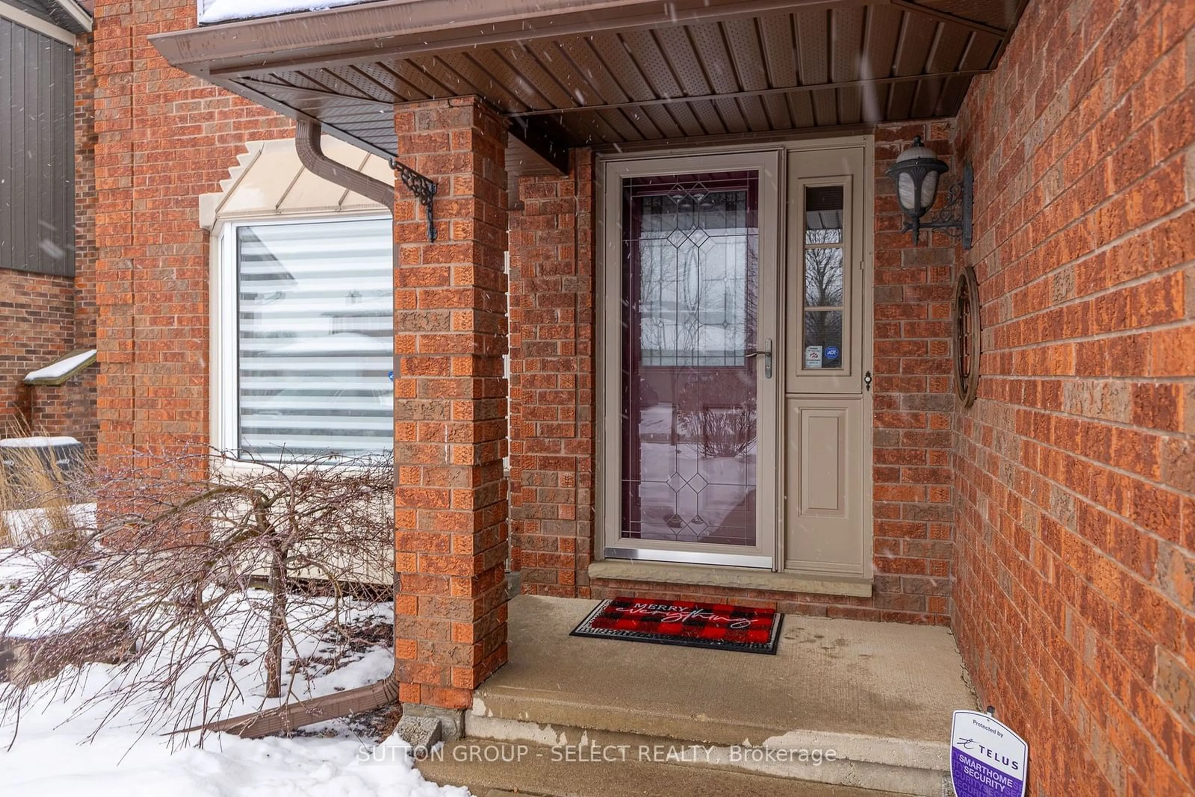 Indoor entryway for 991 COUNTRY CLUB Cres, London Ontario N6C 5R6