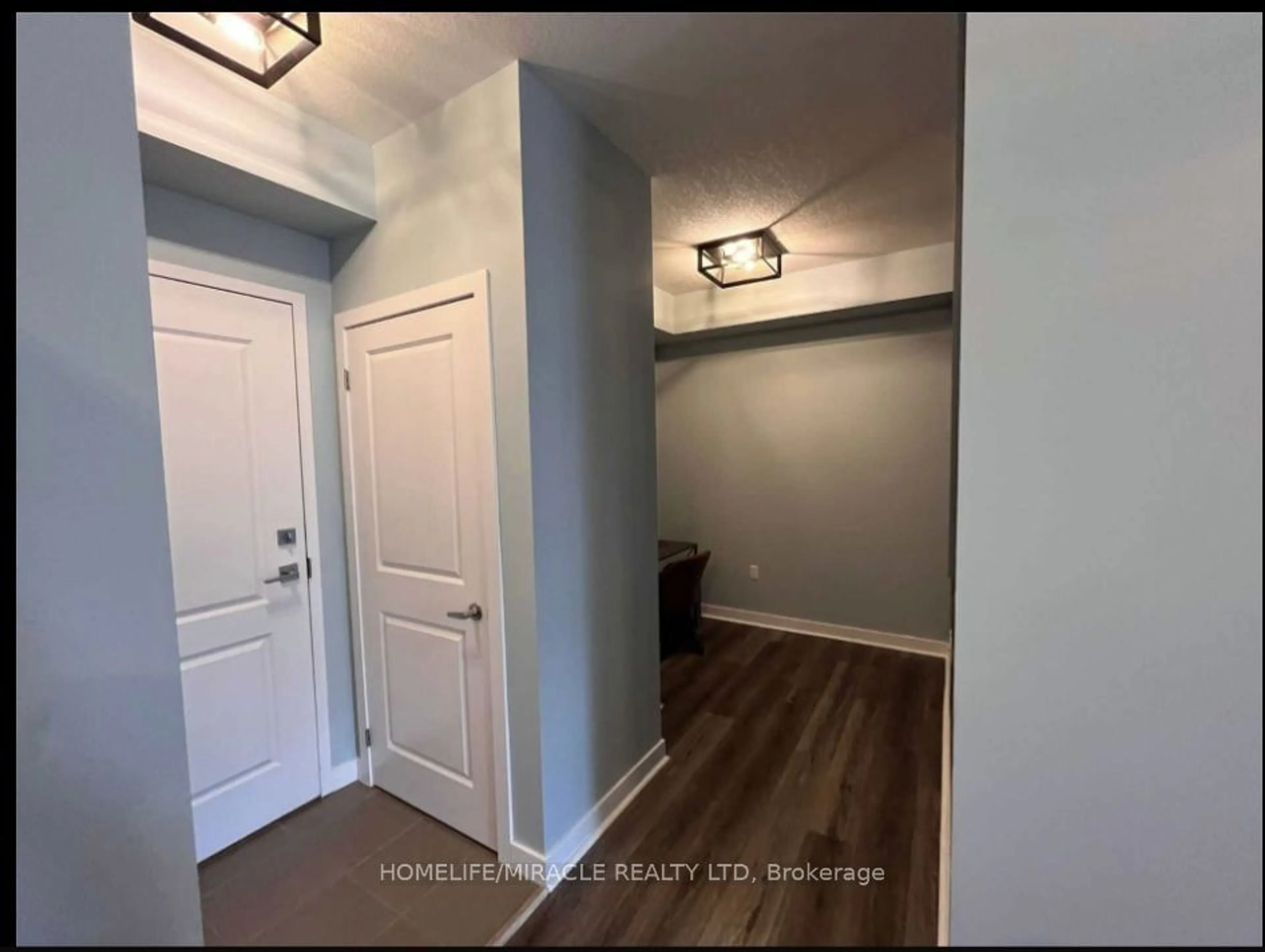 Indoor entryway for 125 Shoreview Pl #210, Hamilton Ontario L8E 0K3