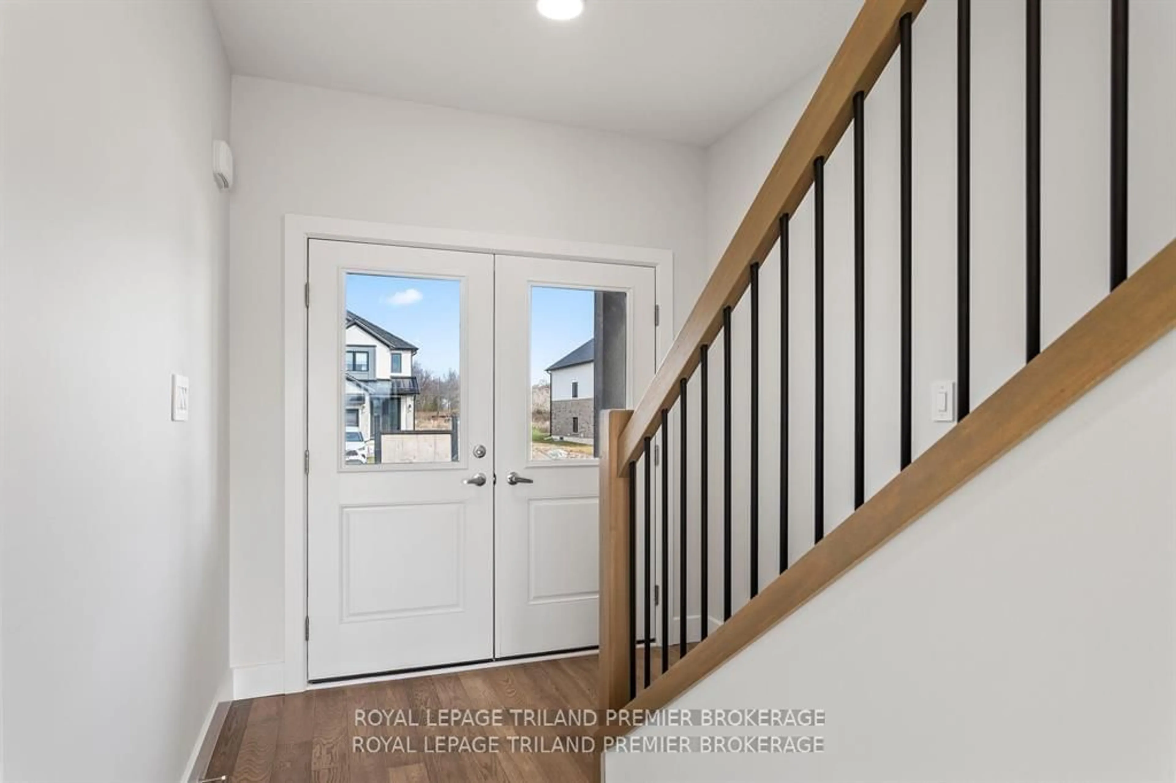 Indoor entryway for 3873 CAMPBELL St, London Ontario N6G 0X6