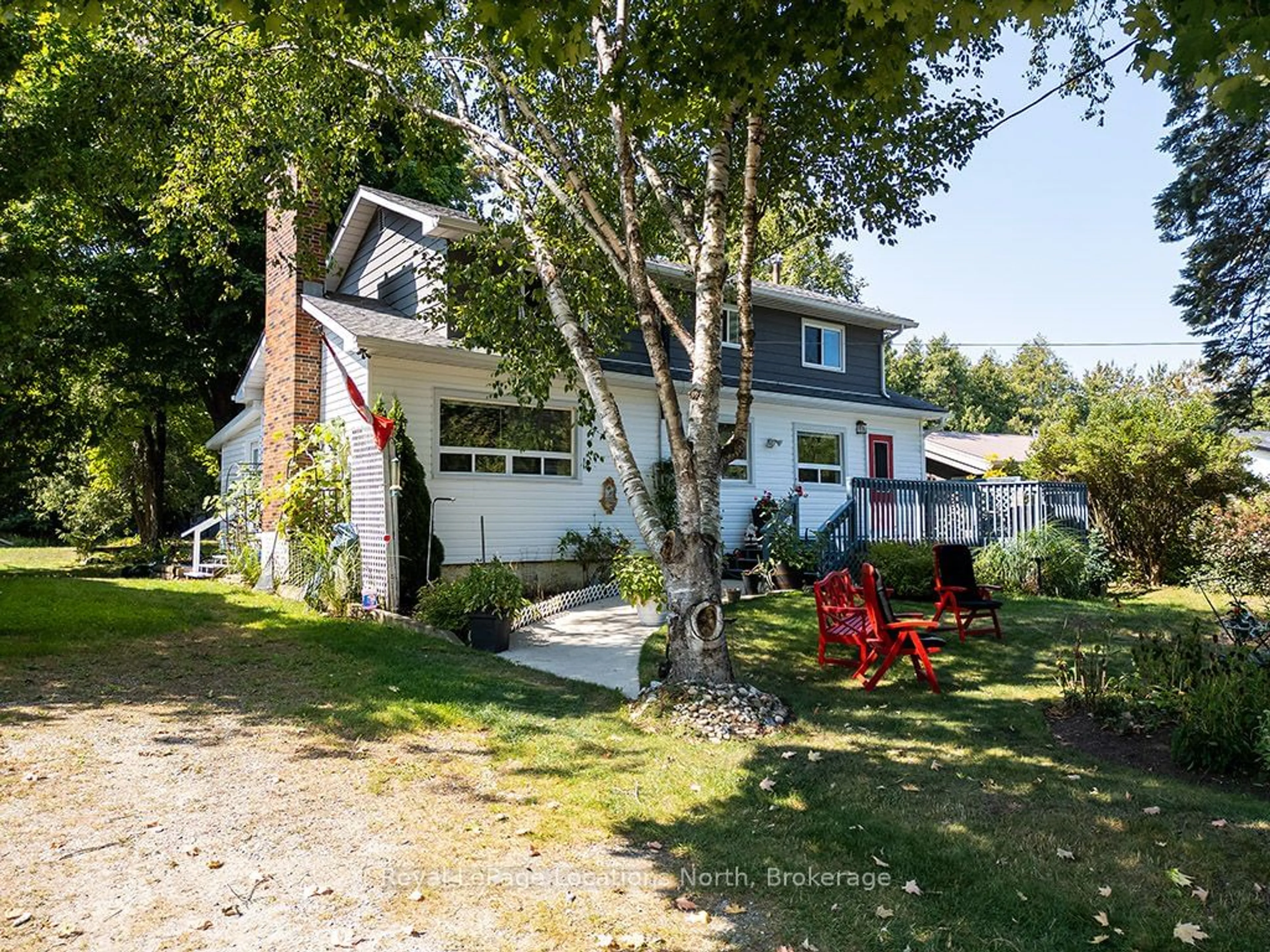 A pic from outside/outdoor area/front of a property/back of a property/a pic from drone, street for 166 Bayview Ave, Blue Mountains Ontario N0H 1J0