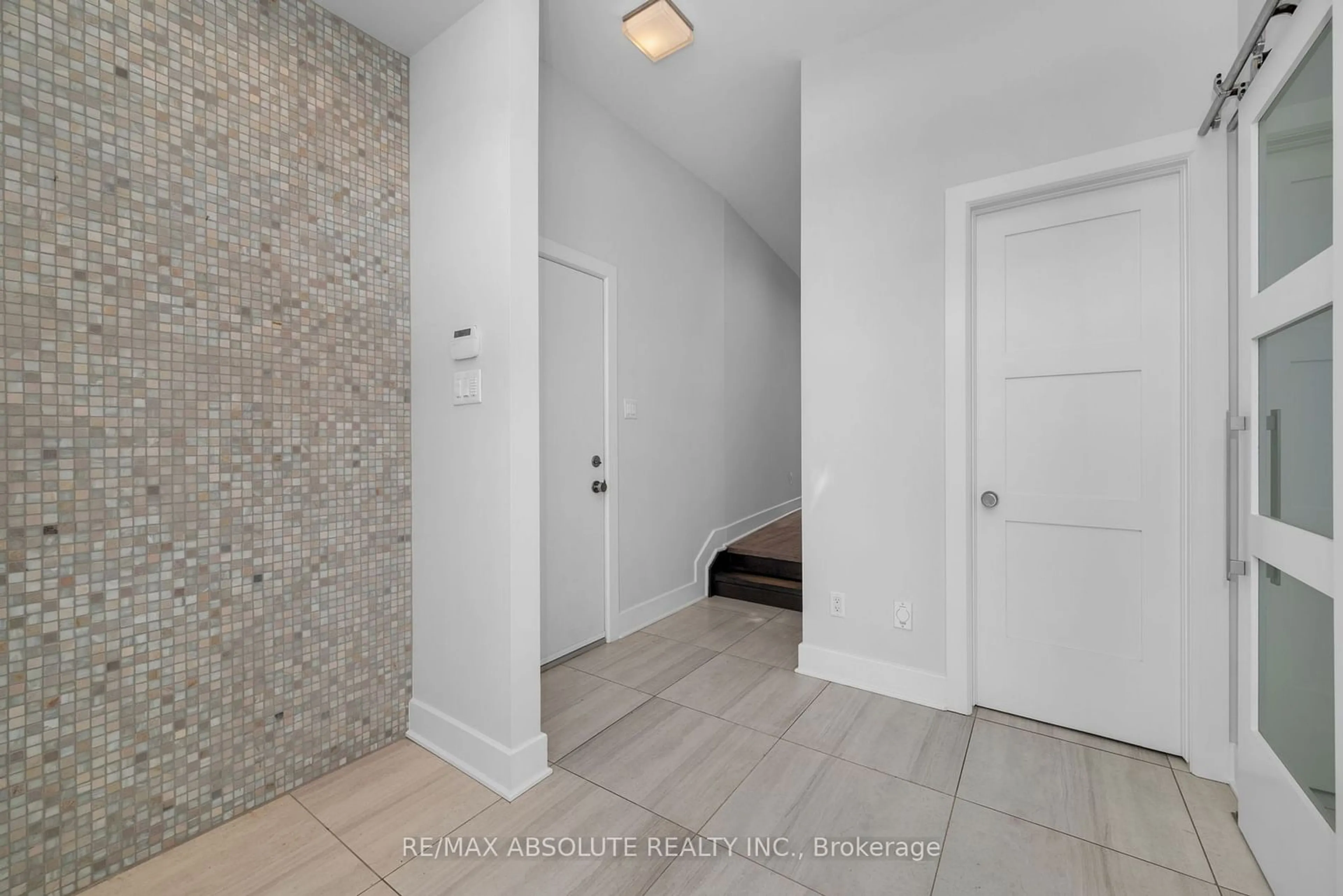 Indoor entryway for 290 Dovercourt Ave, Westboro - Hampton Park Ontario K1Z 7H5