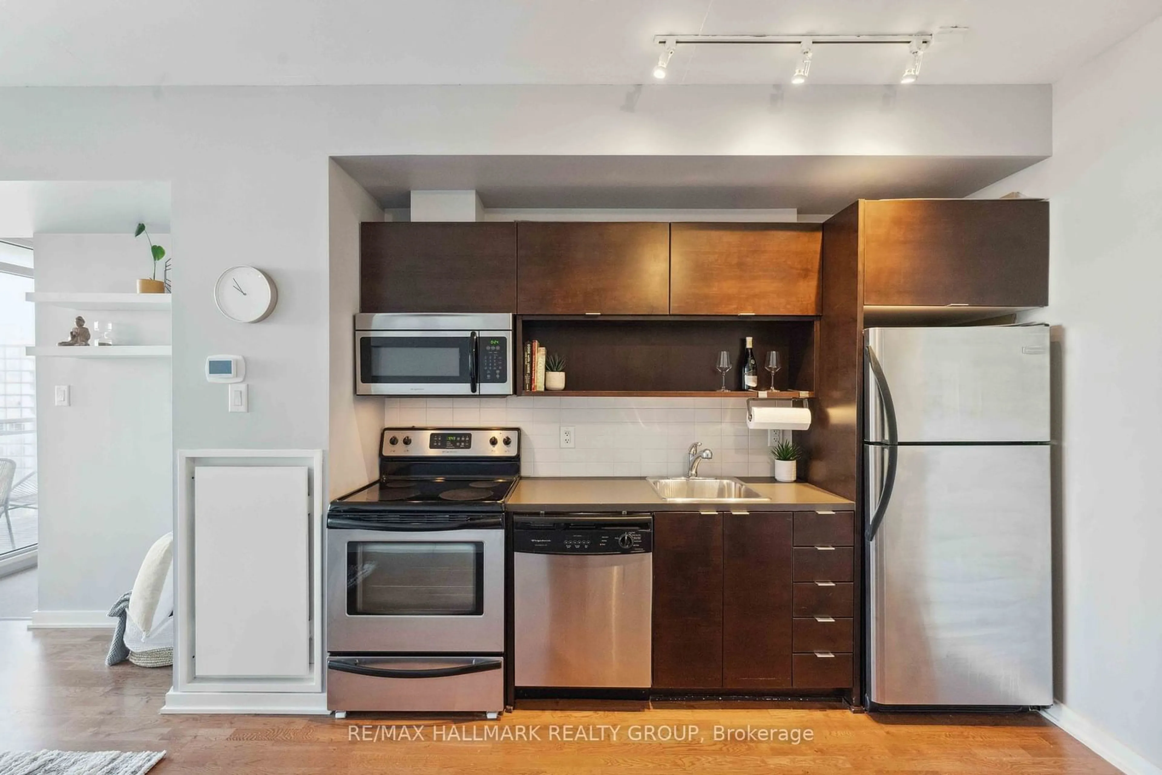 Standard kitchen, unknown for 324 Laurier Ave #1704, Ottawa Centre Ontario K1P 0A4