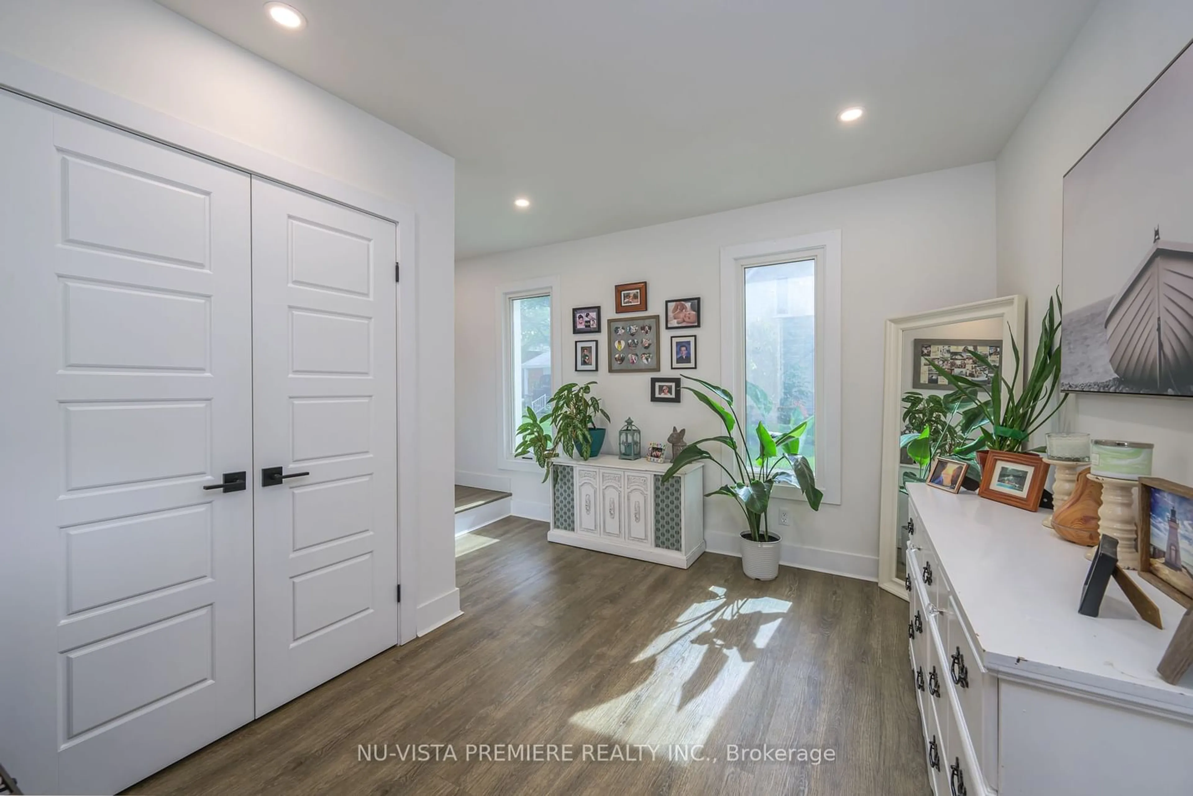 Indoor entryway for 256 Pearl St, North Middlesex Ontario N0M 2K0