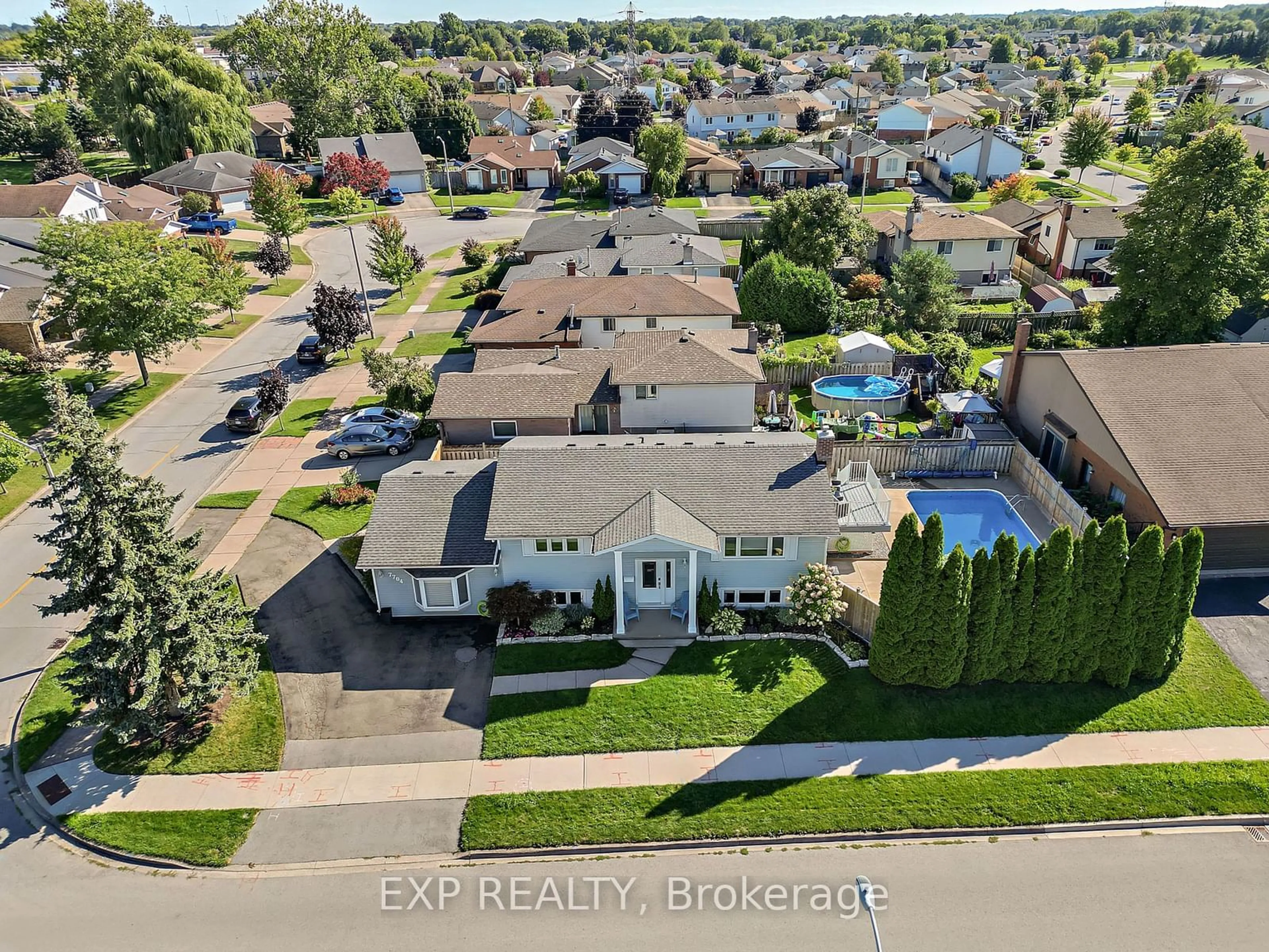 A pic from outside/outdoor area/front of a property/back of a property/a pic from drone, street for 7704 Chorozy St, Niagara Falls Ontario L2H 2N9