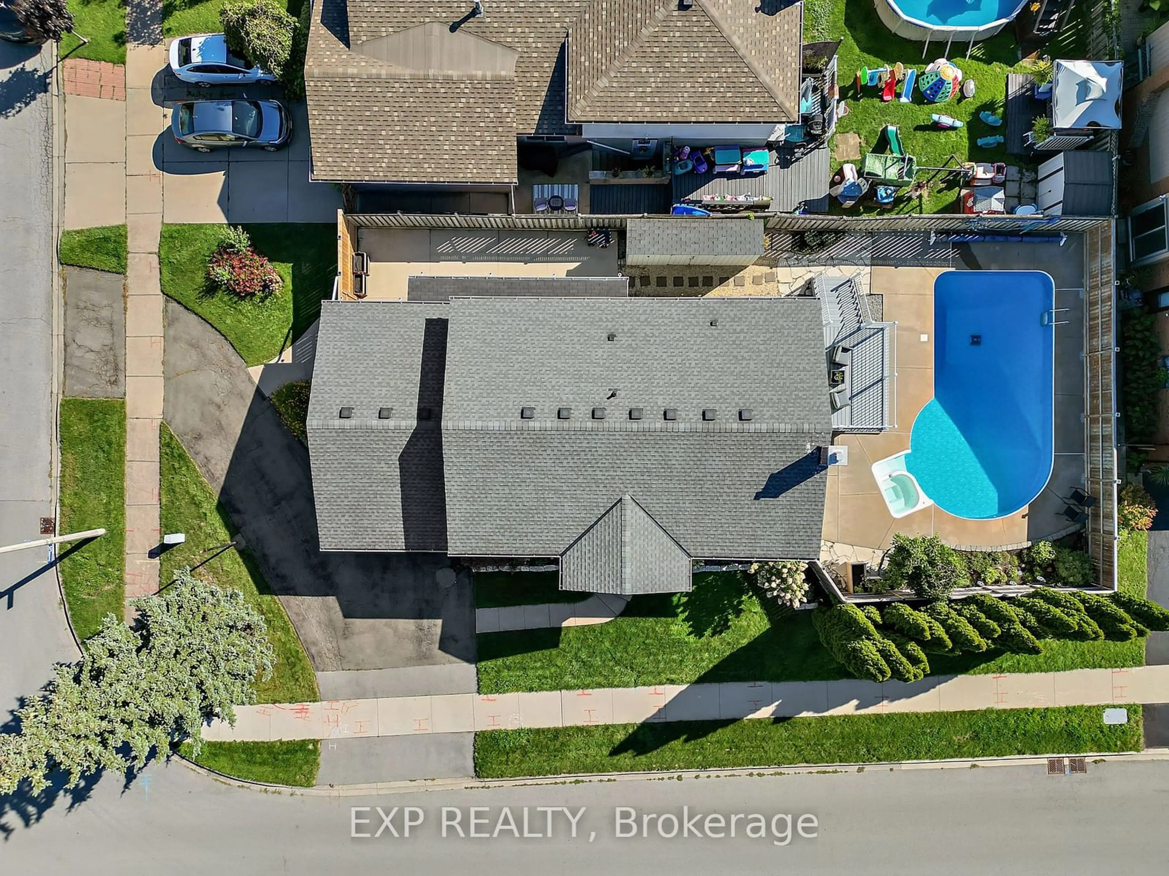 A pic from outside/outdoor area/front of a property/back of a property/a pic from drone, unknown for 7704 Chorozy St, Niagara Falls Ontario L2H 2N9