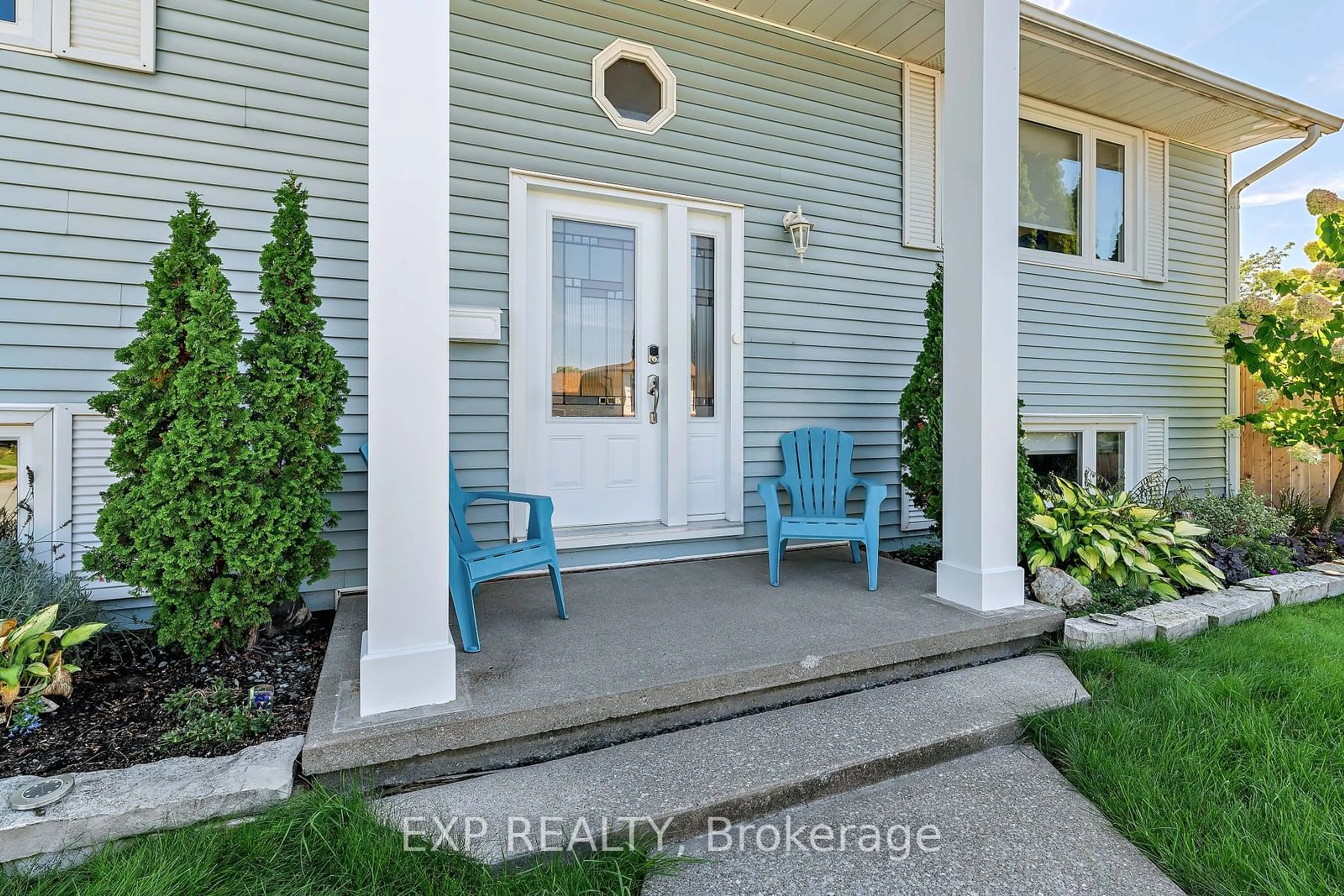 Indoor entryway for 7704 Chorozy St, Niagara Falls Ontario L2H 2N9