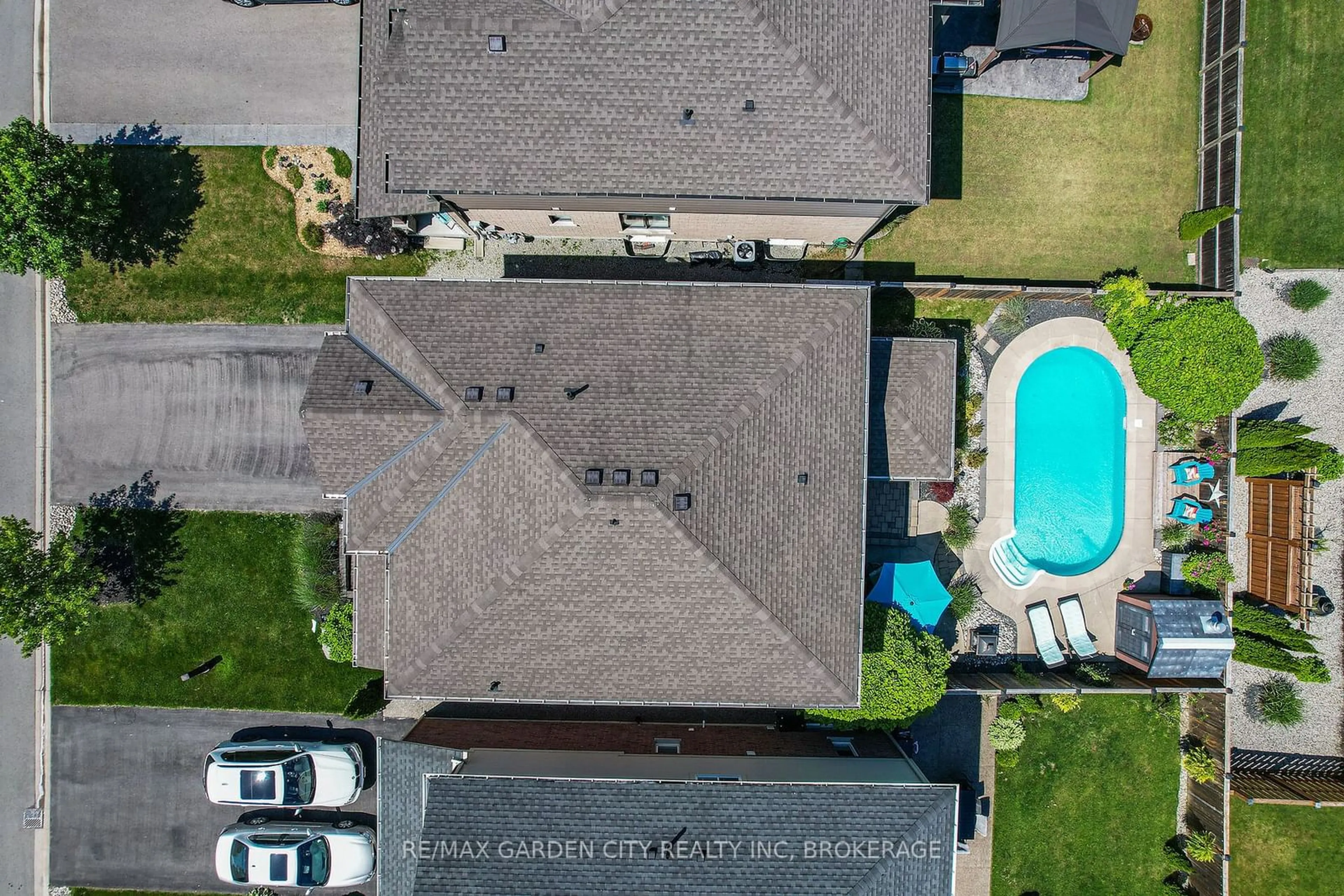 A pic from outside/outdoor area/front of a property/back of a property/a pic from drone, unknown for 36 SILVERWOOD AVENUE, Welland Ontario L3C 0C3