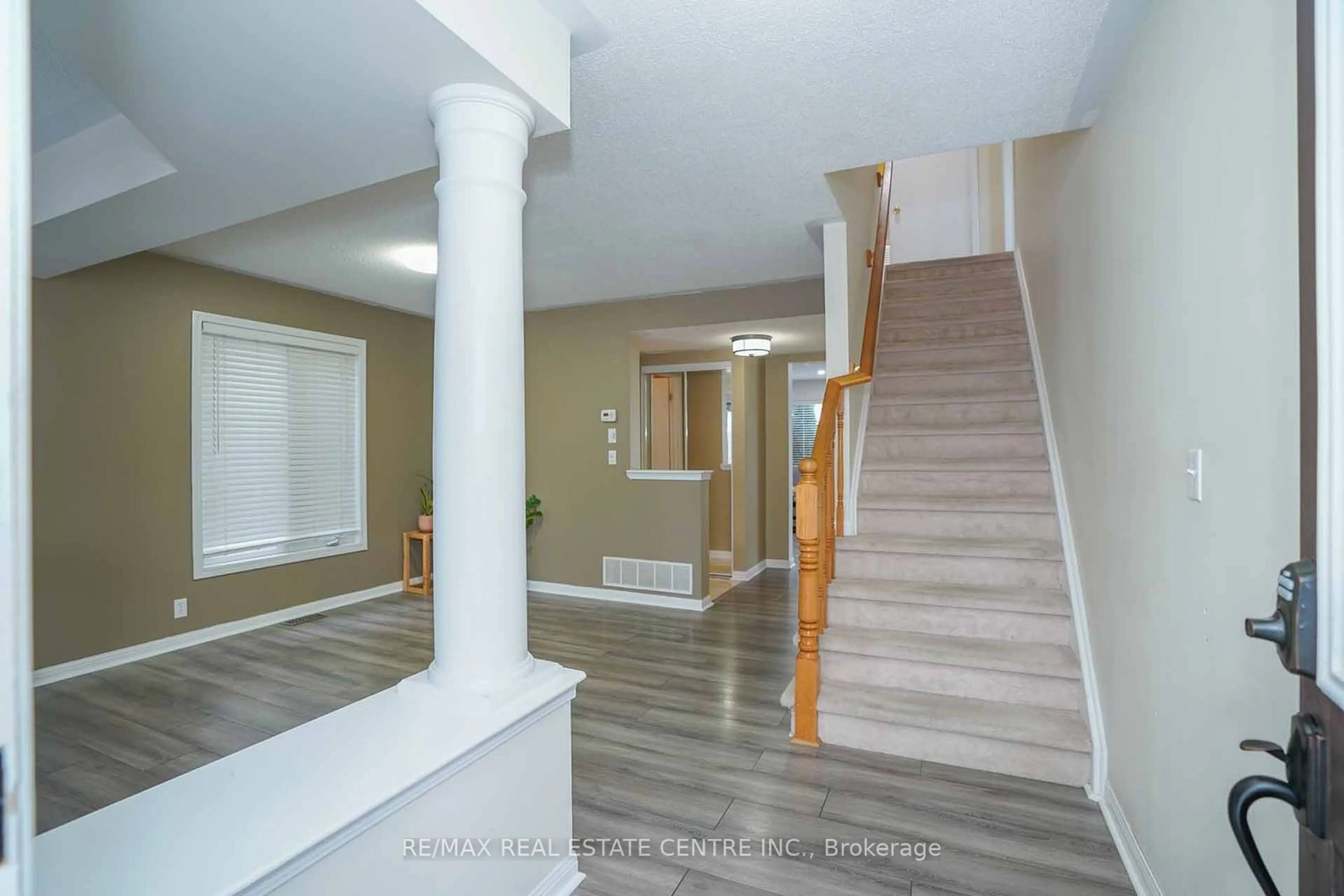 Indoor foyer for 92 Zieman Cres, Cambridge Ontario N1T 2H5