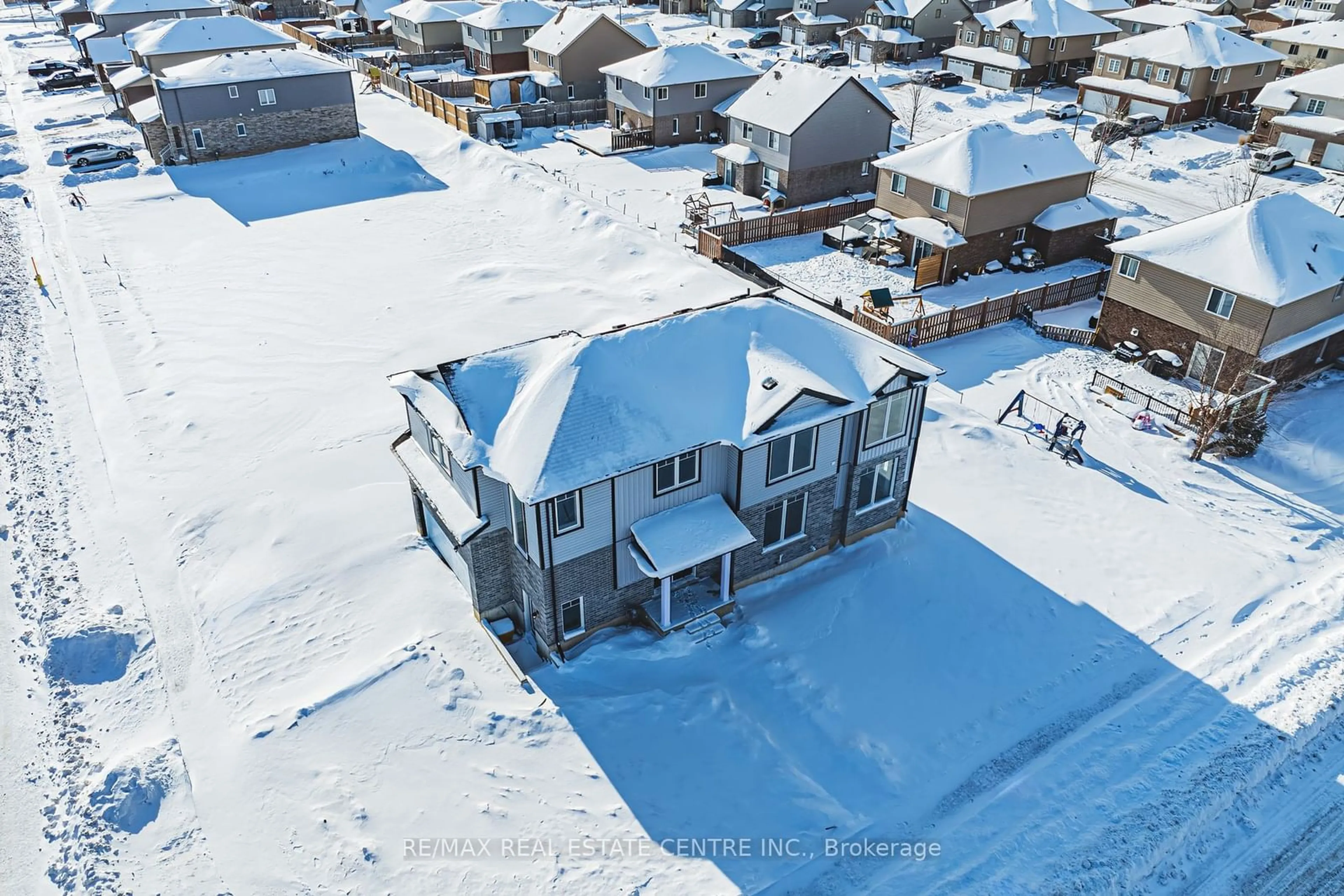 A pic from outside/outdoor area/front of a property/back of a property/a pic from drone, unknown for 91 Maple St, Mapleton Ontario N0G 1P0