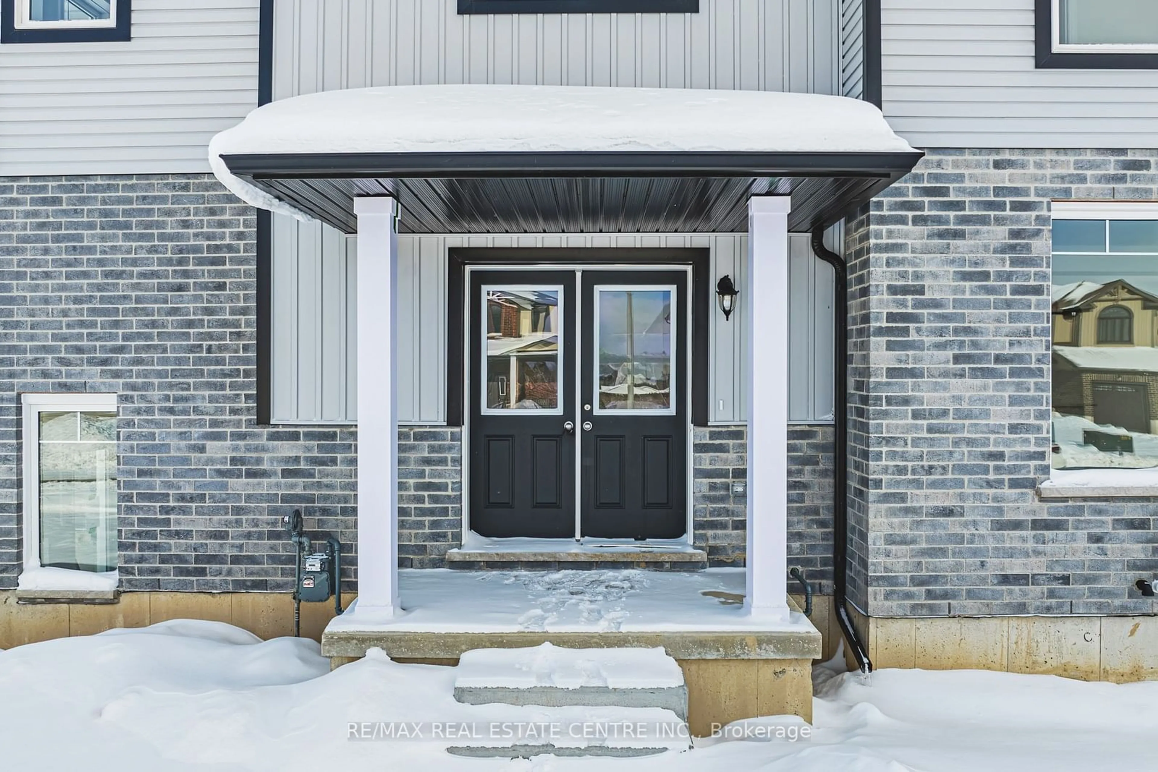 Indoor entryway for 91 Maple St, Mapleton Ontario N0G 1P0