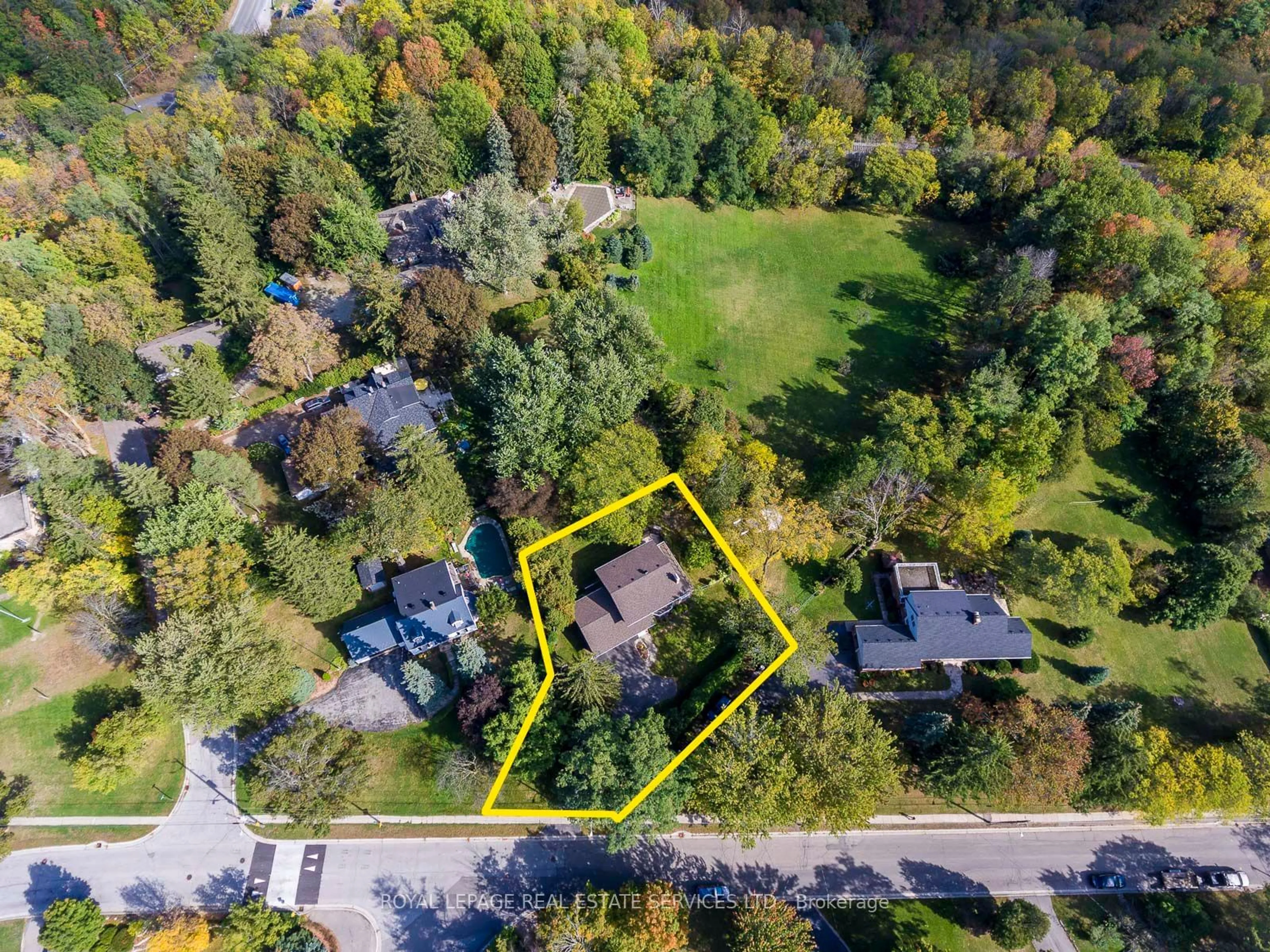 A pic from outside/outdoor area/front of a property/back of a property/a pic from drone, street for 155 Main St, Hamilton Ontario L0R 1R0