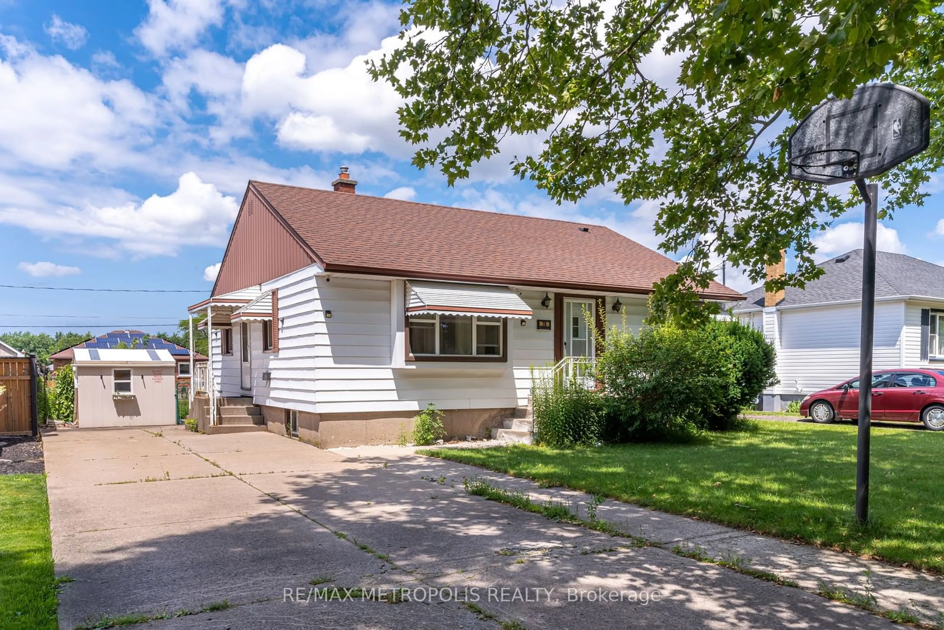 Home with vinyl exterior material, street for 76 Albert St, Thorold Ontario L2V 2G9