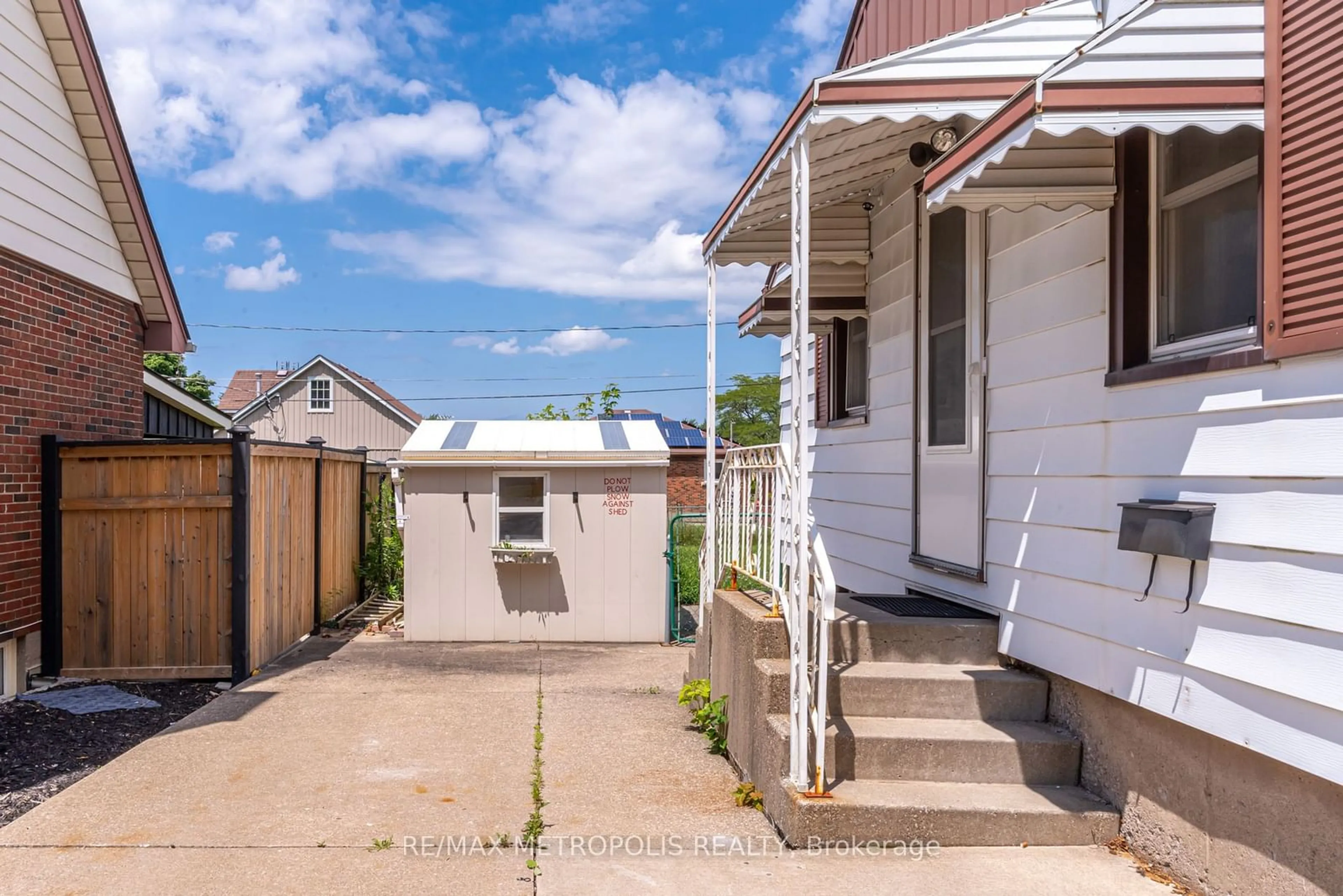 A pic from outside/outdoor area/front of a property/back of a property/a pic from drone, street for 76 Albert St, Thorold Ontario L2V 2G9