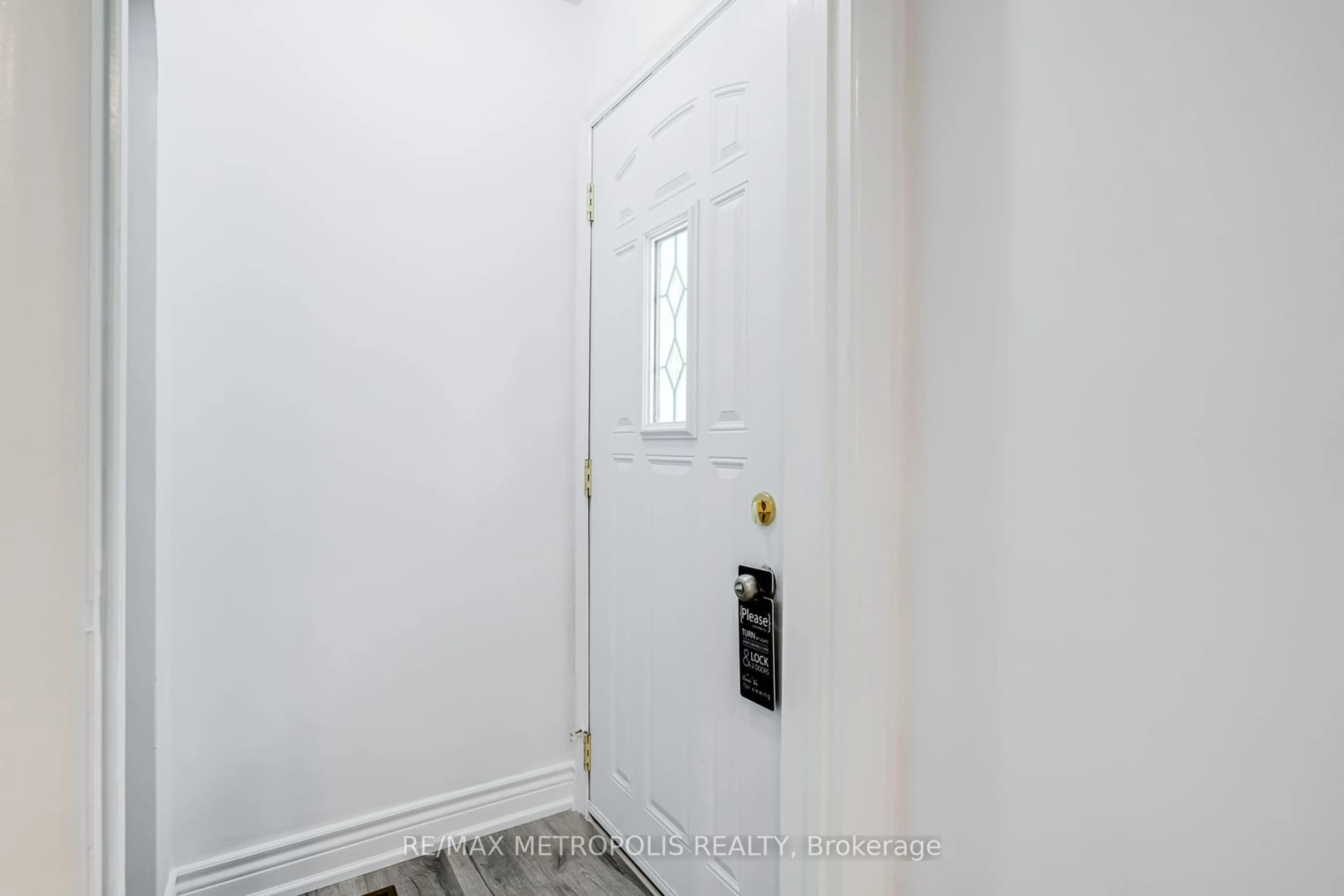 Indoor entryway for 76 Albert St, Thorold Ontario L2V 2G9