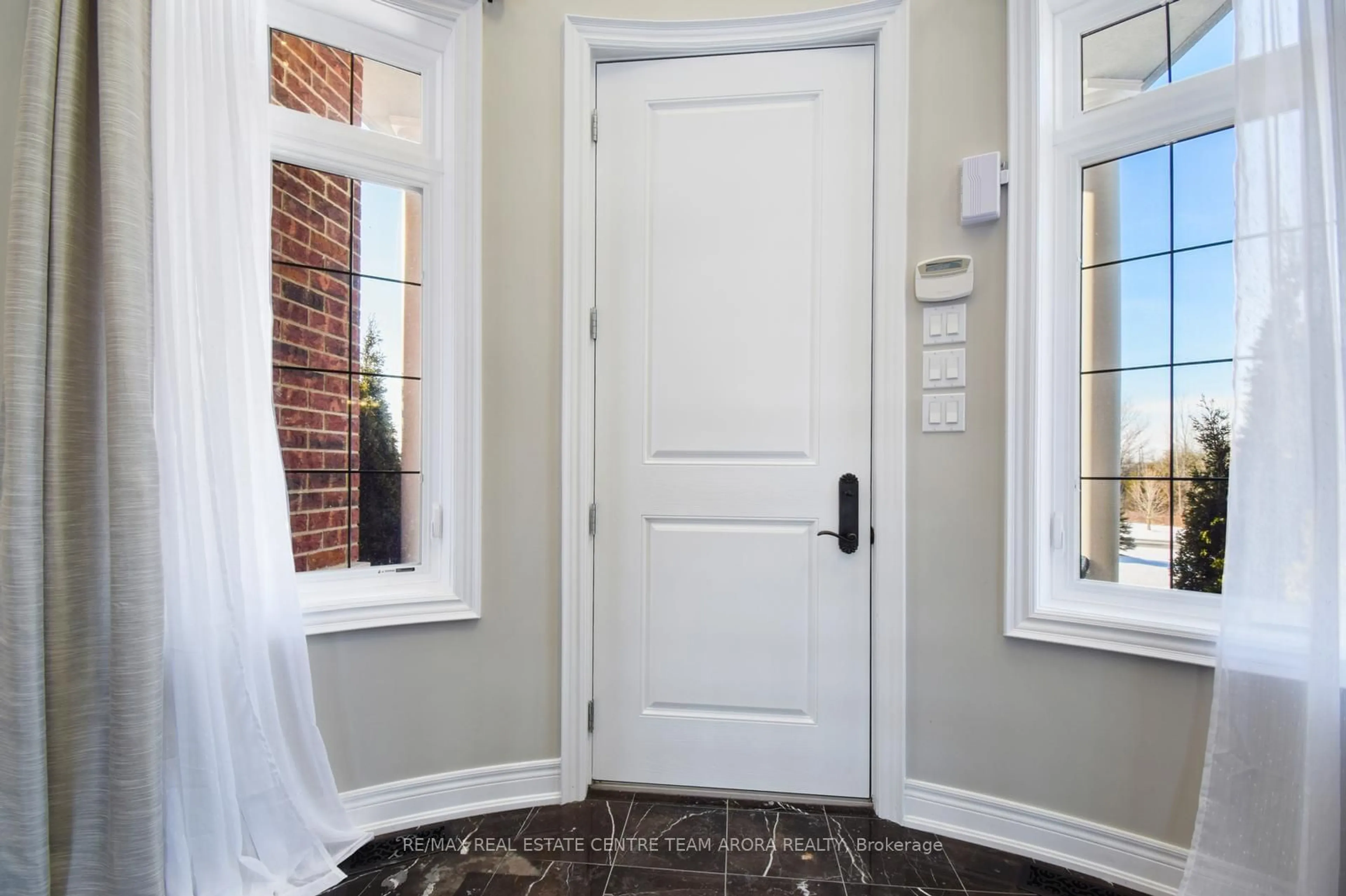 Indoor entryway for 100 Chesswood Tr, Hamilton Ontario L8N 2Z7