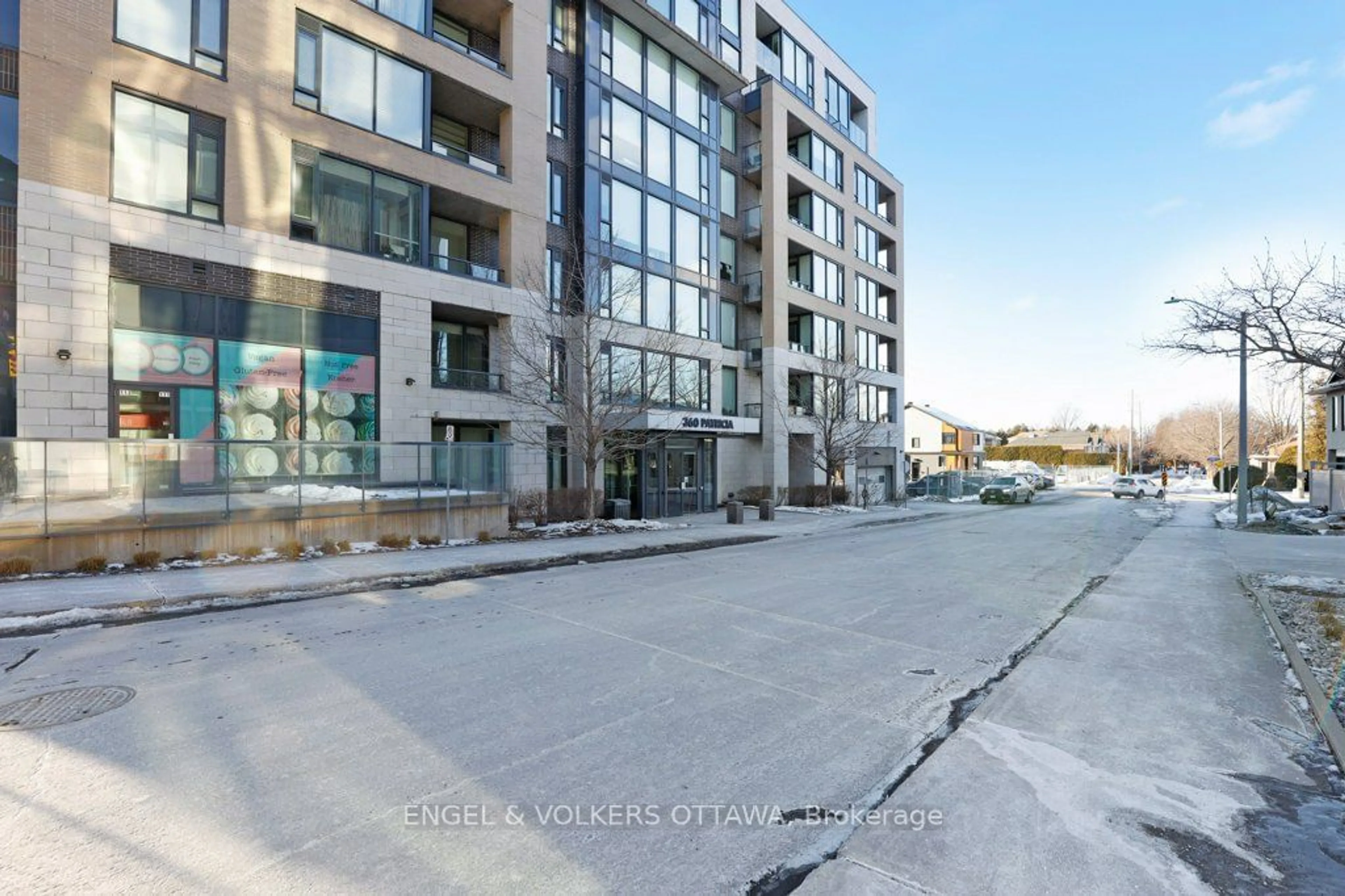 Patio, street for 360 Patricia Ave #815, Westboro - Hampton Park Ontario K1Z 0A8