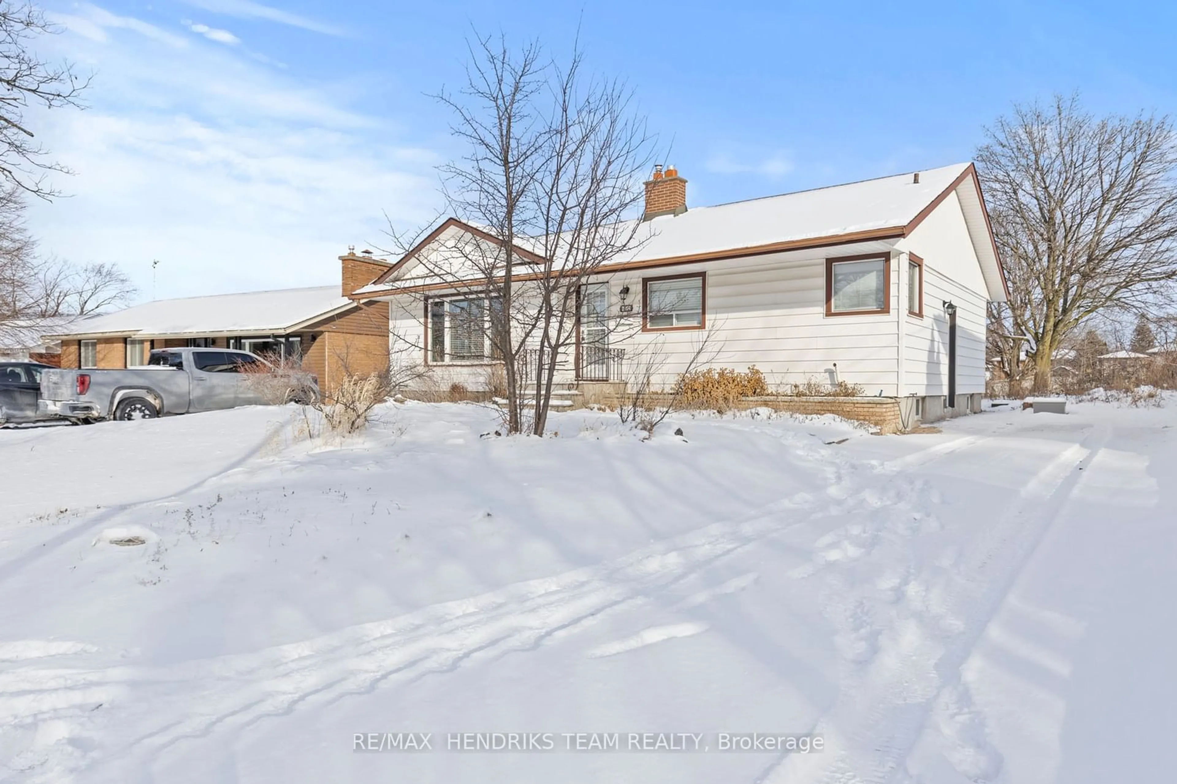 A pic from outside/outdoor area/front of a property/back of a property/a pic from drone, street for 42 Hillgarden Rd, St. Catharines Ontario L2T 2W8