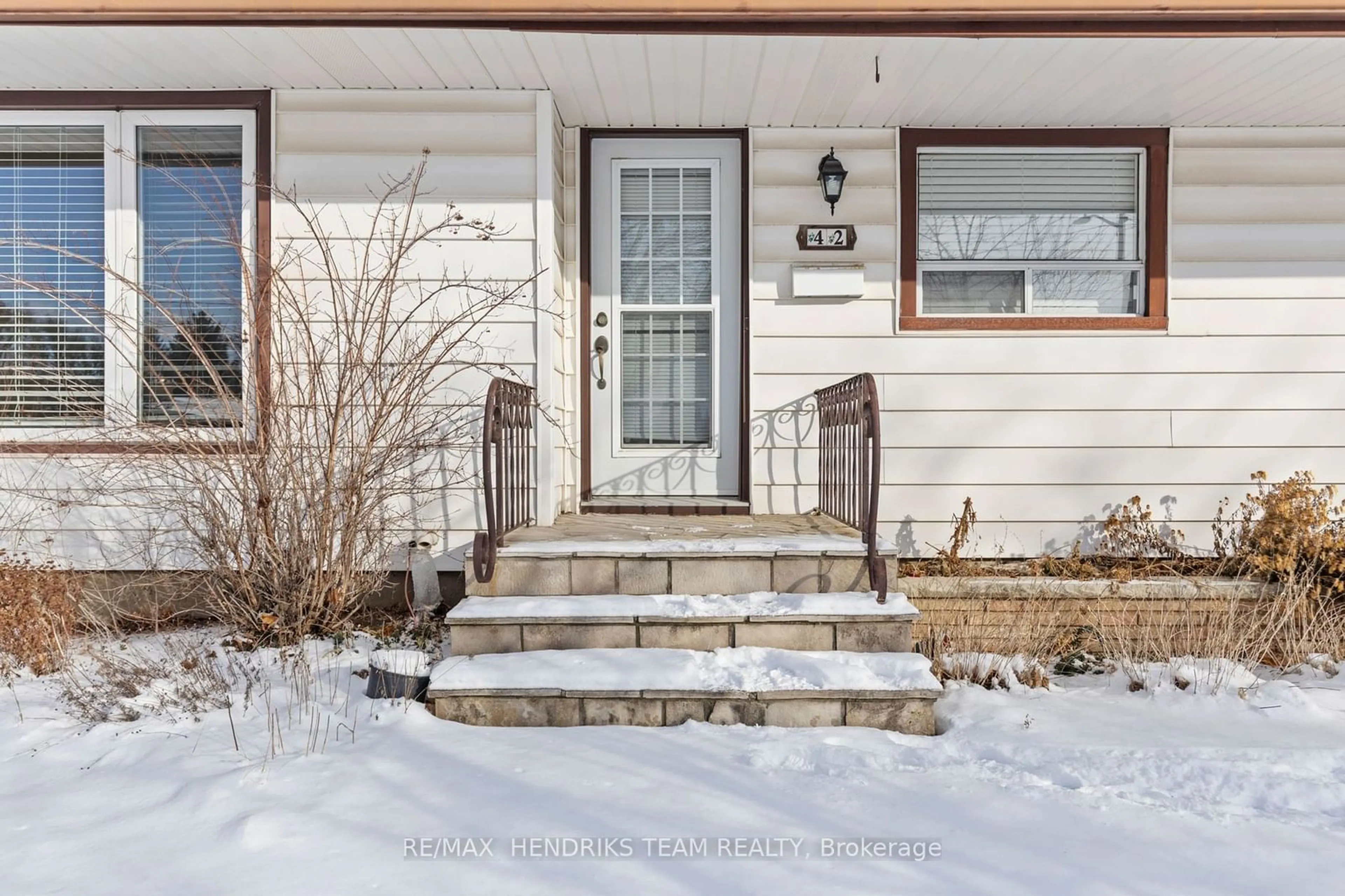 Indoor entryway for 42 Hillgarden Rd, St. Catharines Ontario L2T 2W8