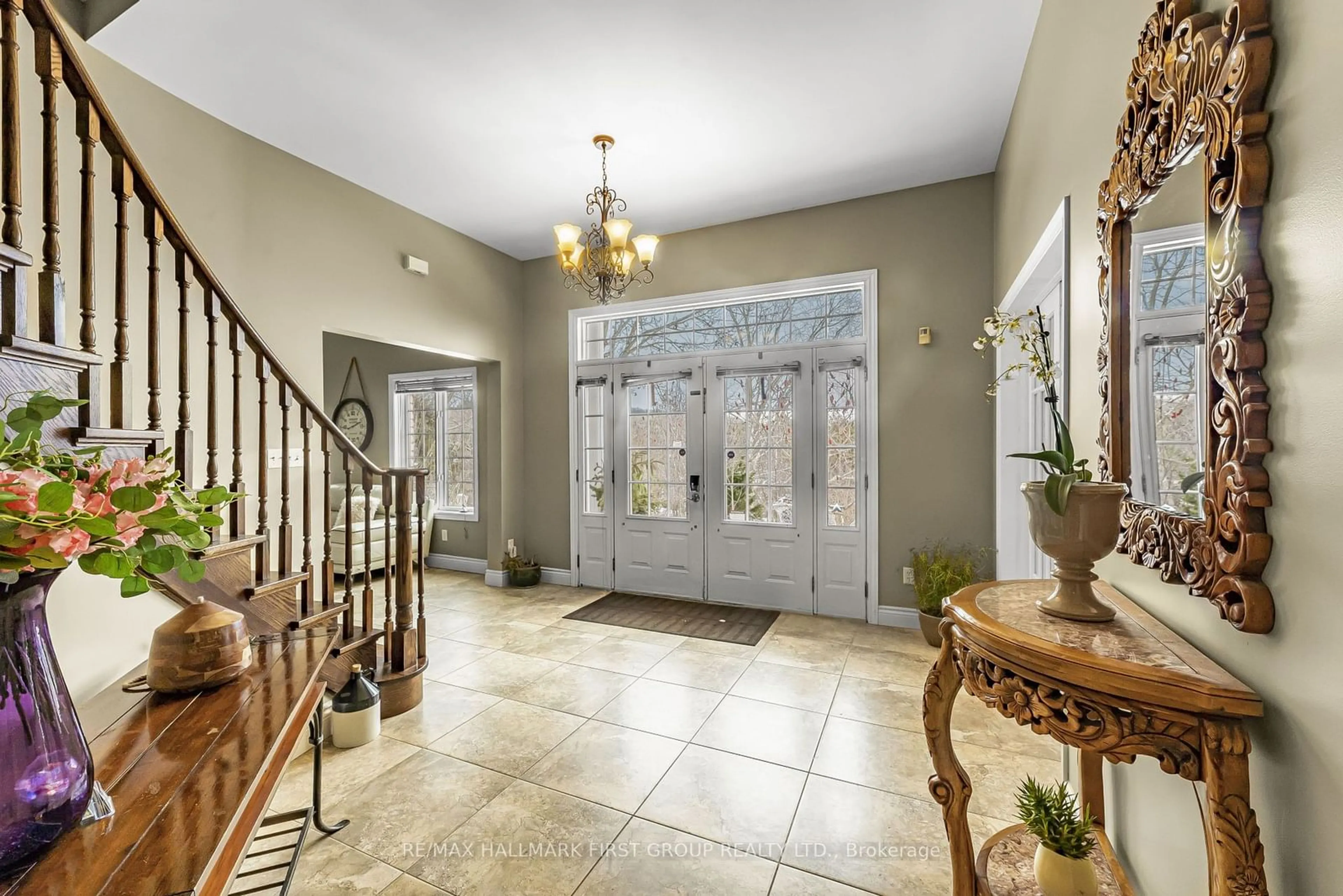 Indoor foyer for 9488 Hutsell Rd, Hamilton Township Ontario K0K 1C0