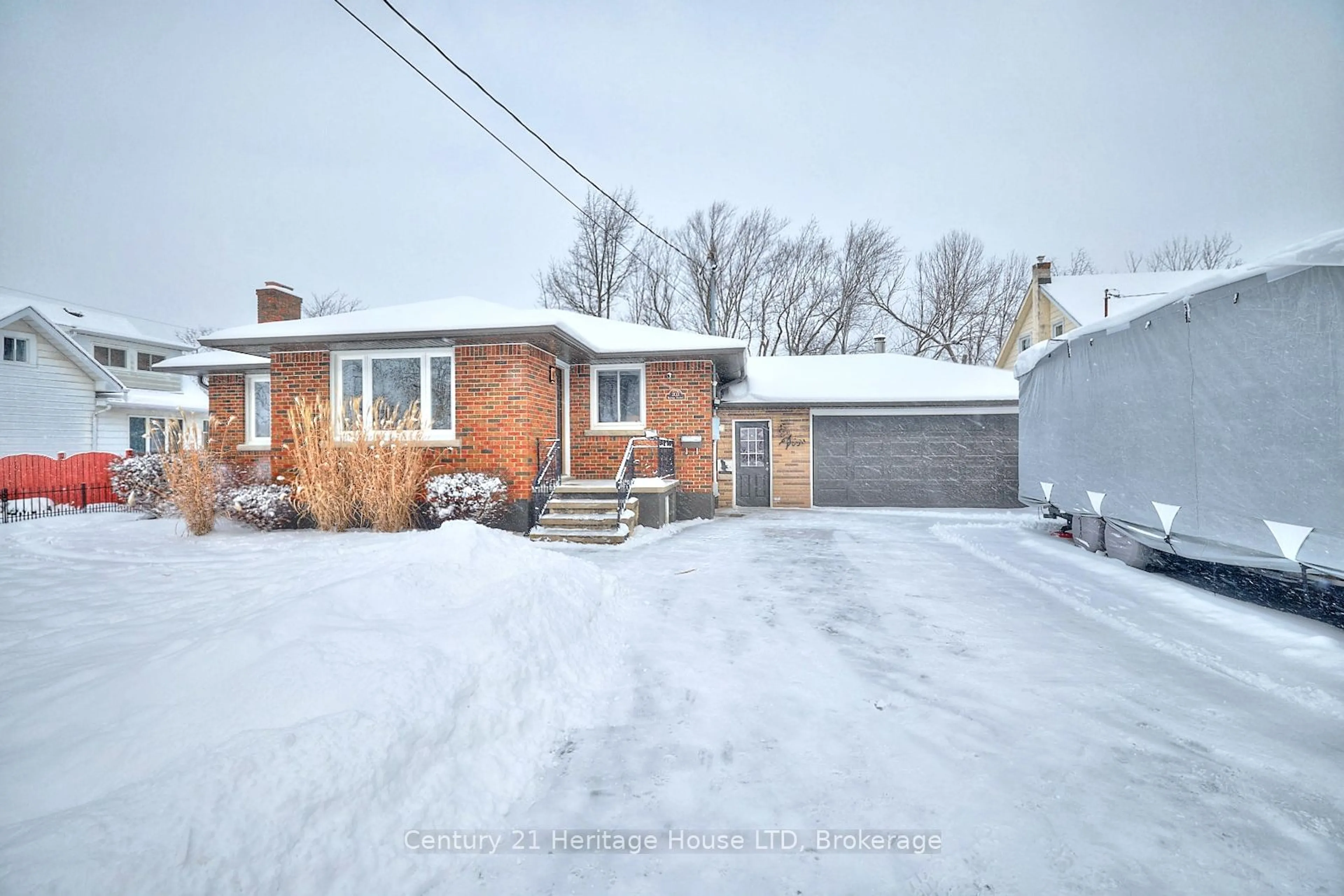 A pic from outside/outdoor area/front of a property/back of a property/a pic from drone, street for 203 Murray St, Fort Erie Ontario L2A 2B7