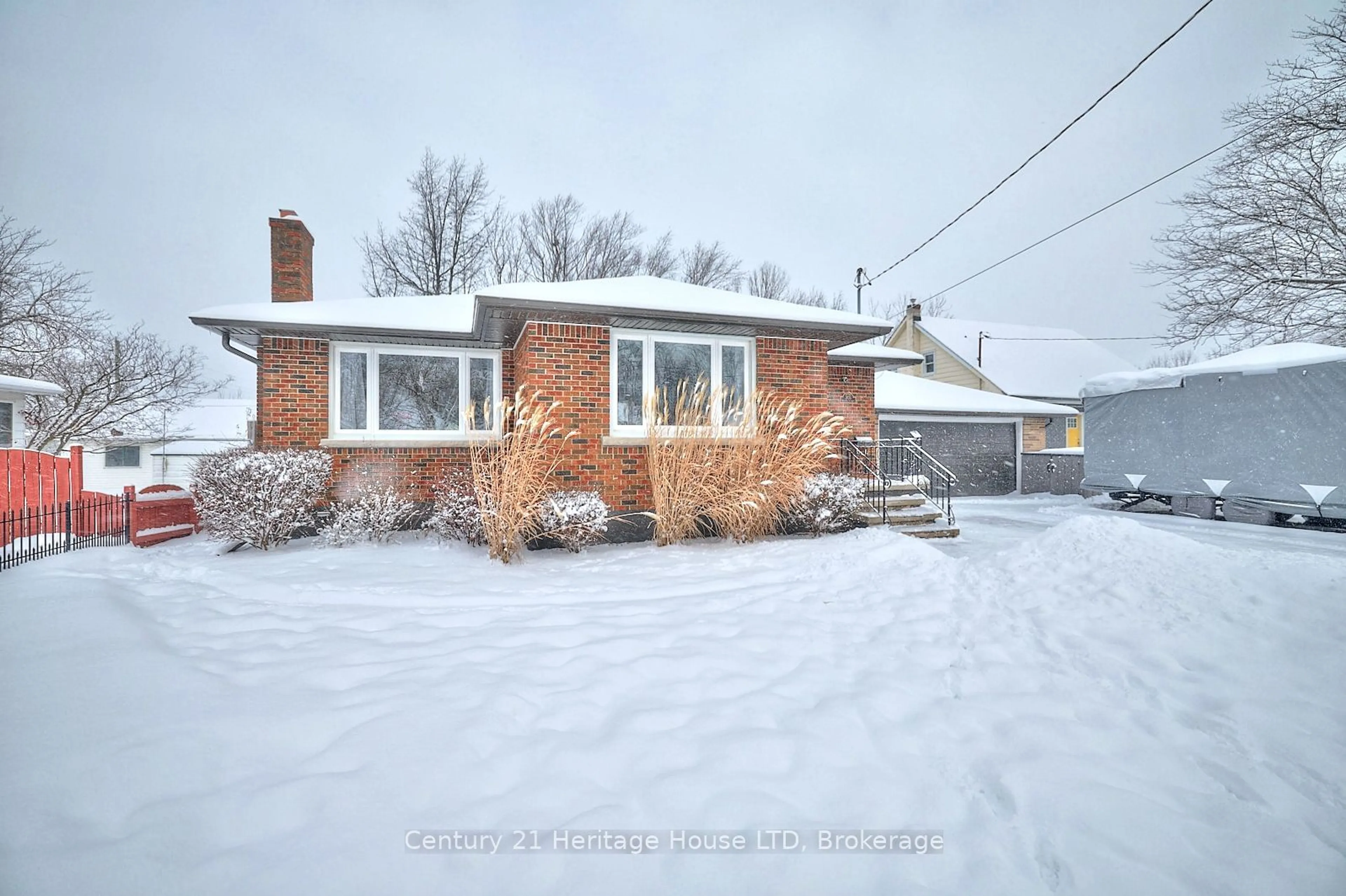 A pic from outside/outdoor area/front of a property/back of a property/a pic from drone, street for 203 Murray St, Fort Erie Ontario L2A 2B7