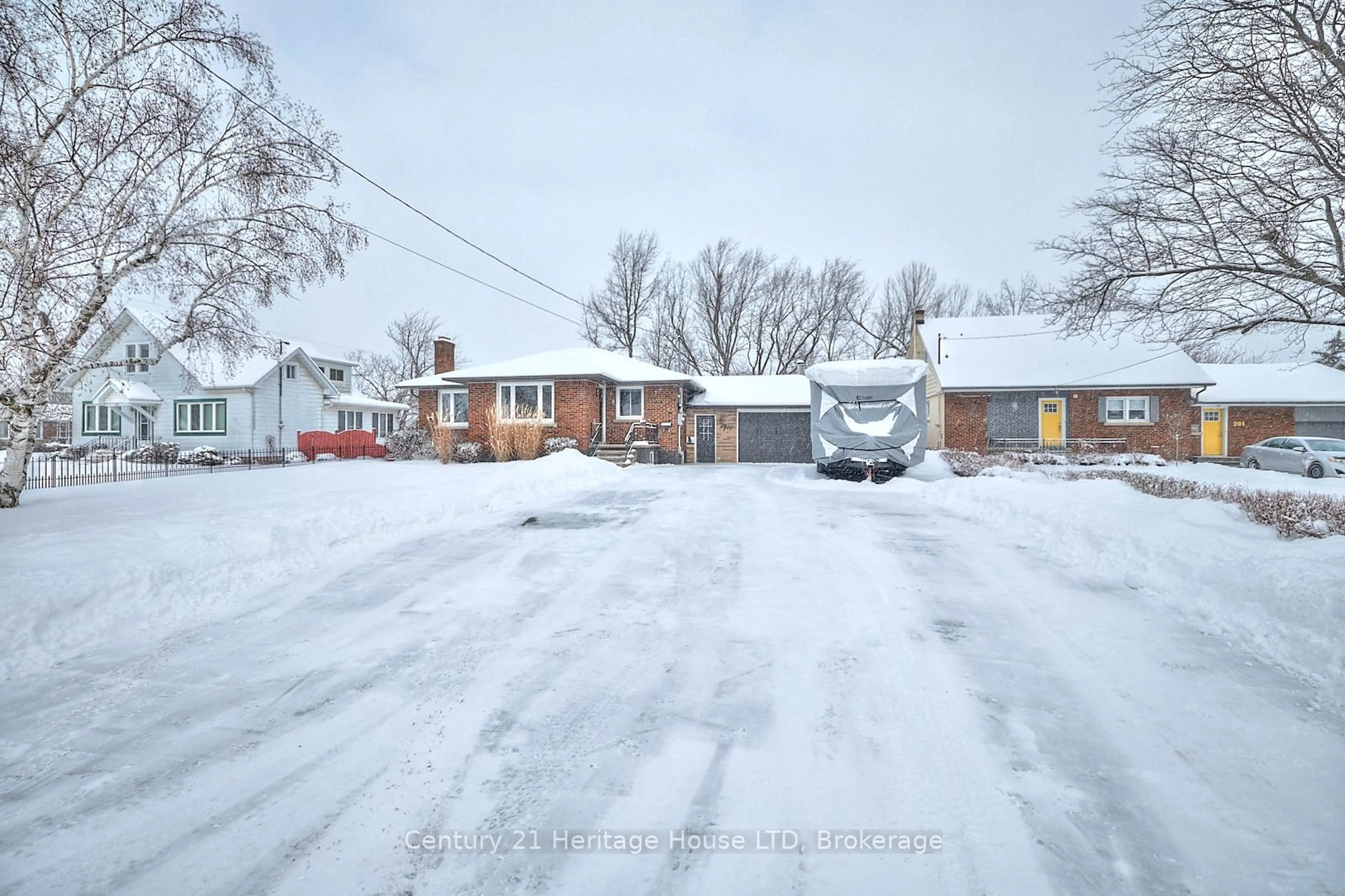 A pic from outside/outdoor area/front of a property/back of a property/a pic from drone, street for 203 Murray St, Fort Erie Ontario L2A 2B7