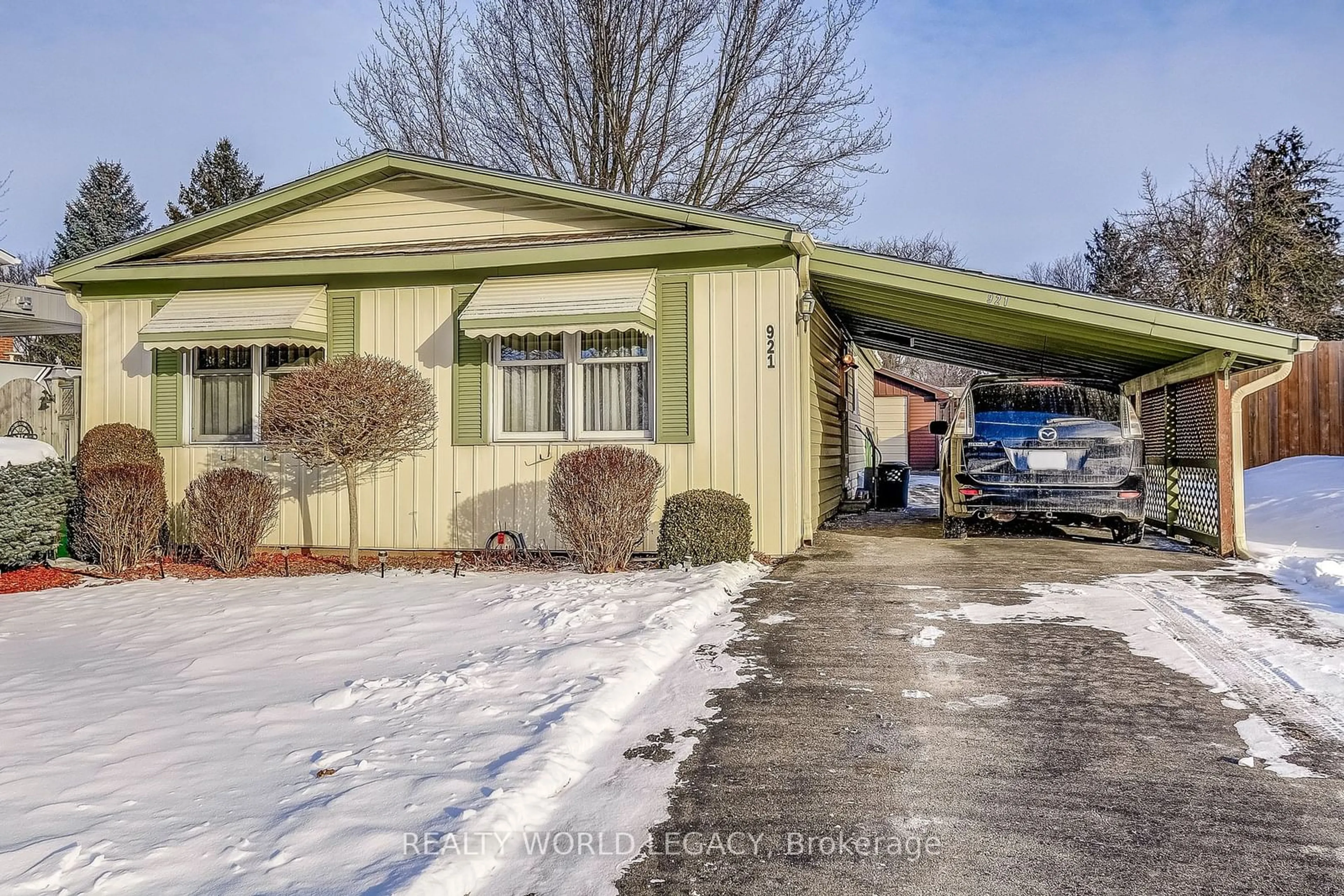 Indoor garage for 921 Sunset Blvd, Woodstock Ontario N4S 4A5