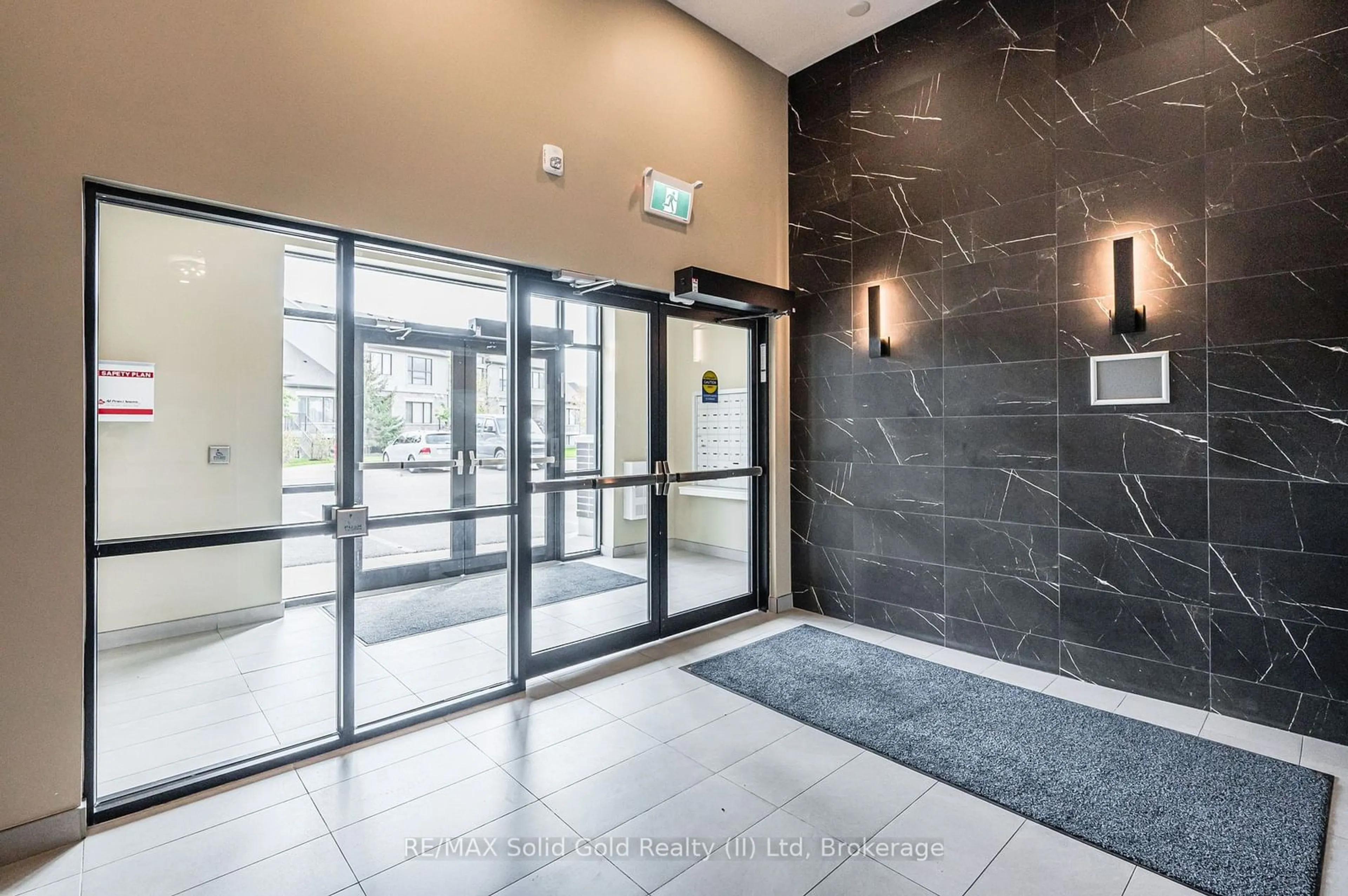 Indoor foyer for 249 Grey Silo Rd #206, Waterloo Ontario N2K 0G8