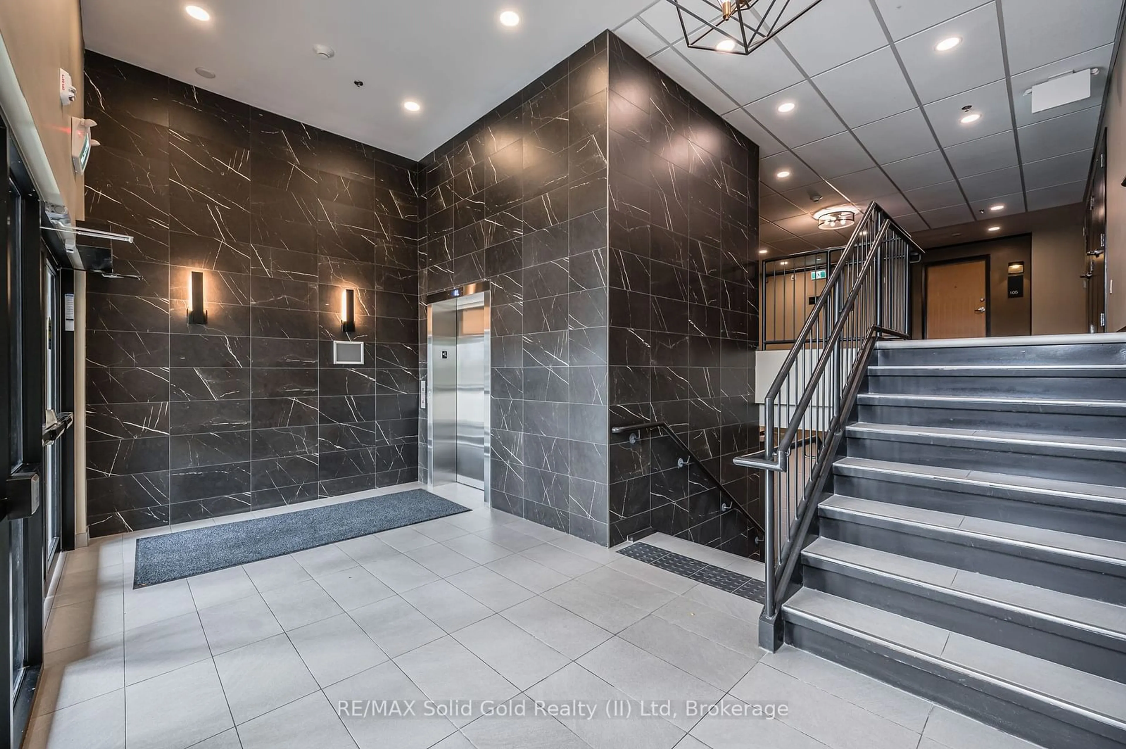 Indoor foyer for 249 Grey Silo Rd #206, Waterloo Ontario N2K 0G8