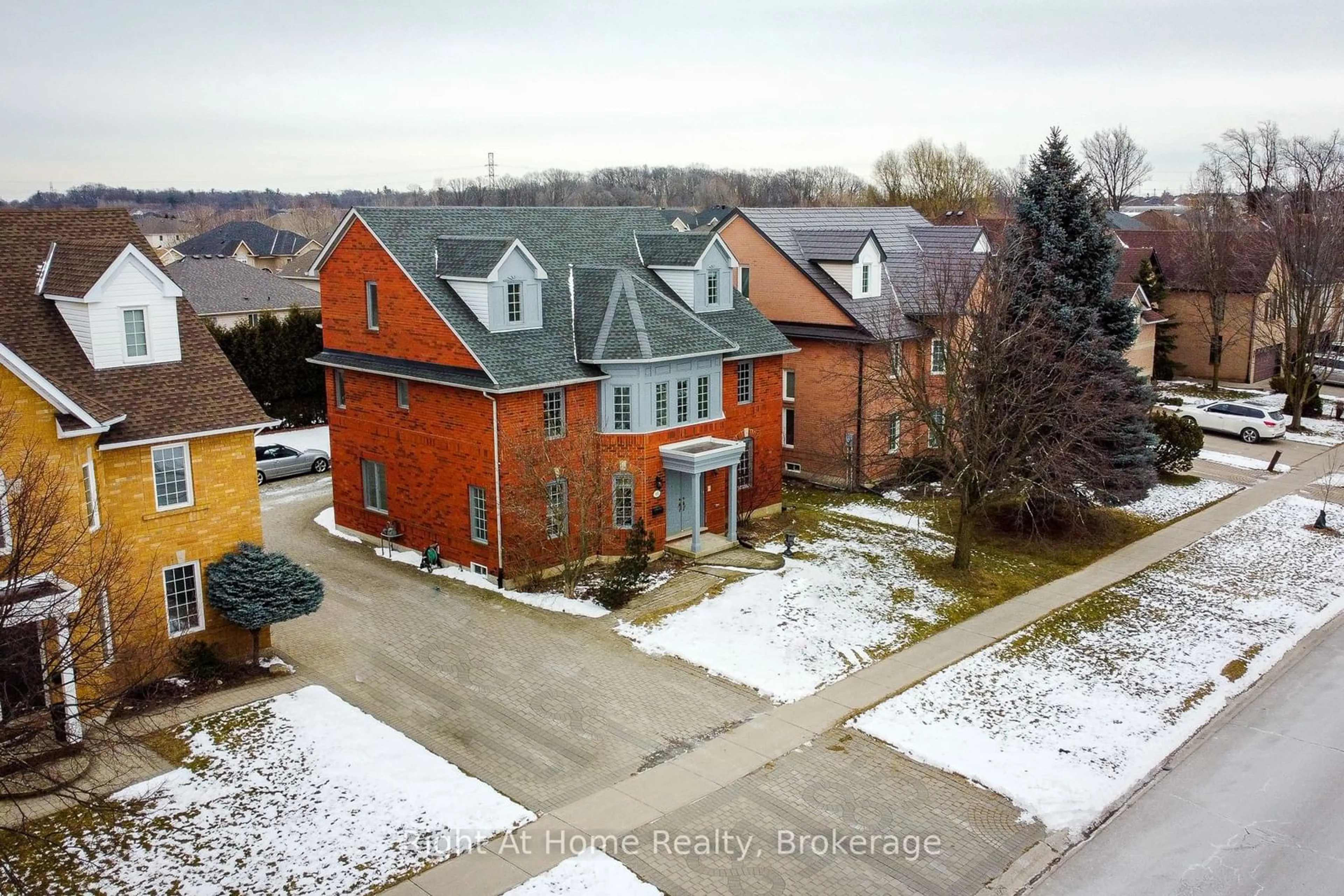 A pic from outside/outdoor area/front of a property/back of a property/a pic from drone, unknown for 85 Meadowlands Blvd, Hamilton Ontario L9K 1H8