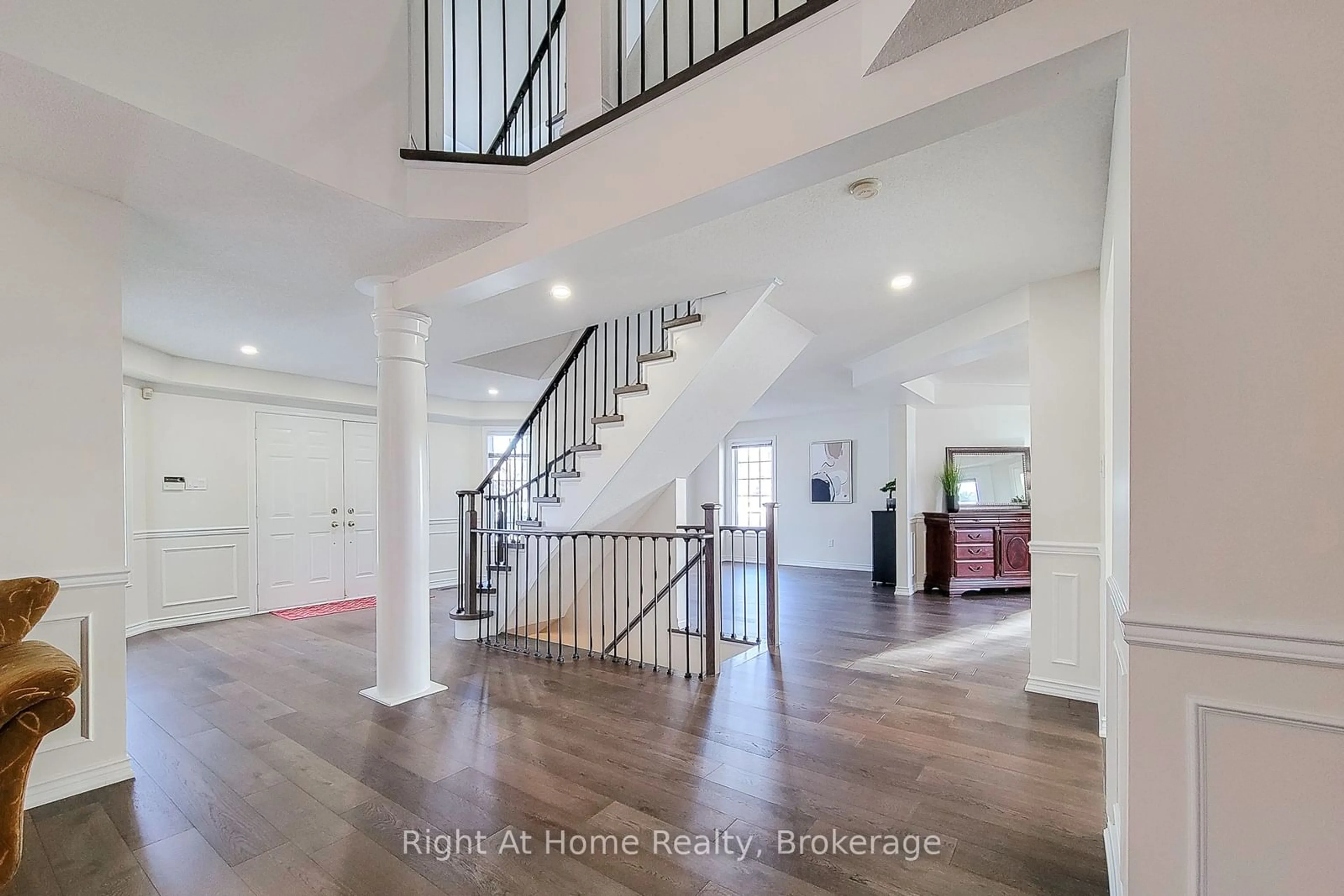 Indoor foyer for 85 Meadowlands Blvd, Hamilton Ontario L9K 1H8