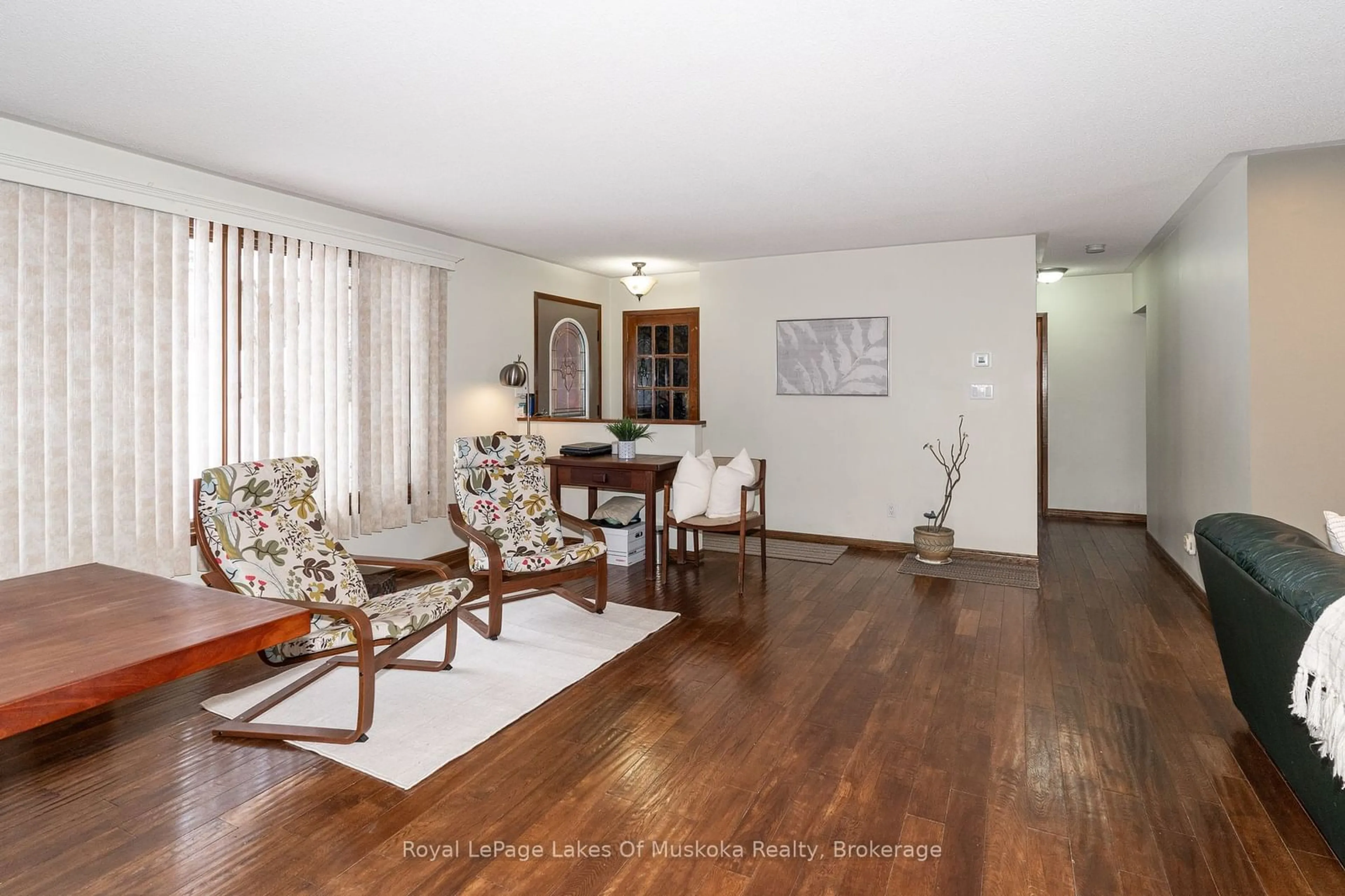 Living room with furniture, wood/laminate floor for 840 Muskoka Beach Rd, Gravenhurst Ontario P1P 1A5