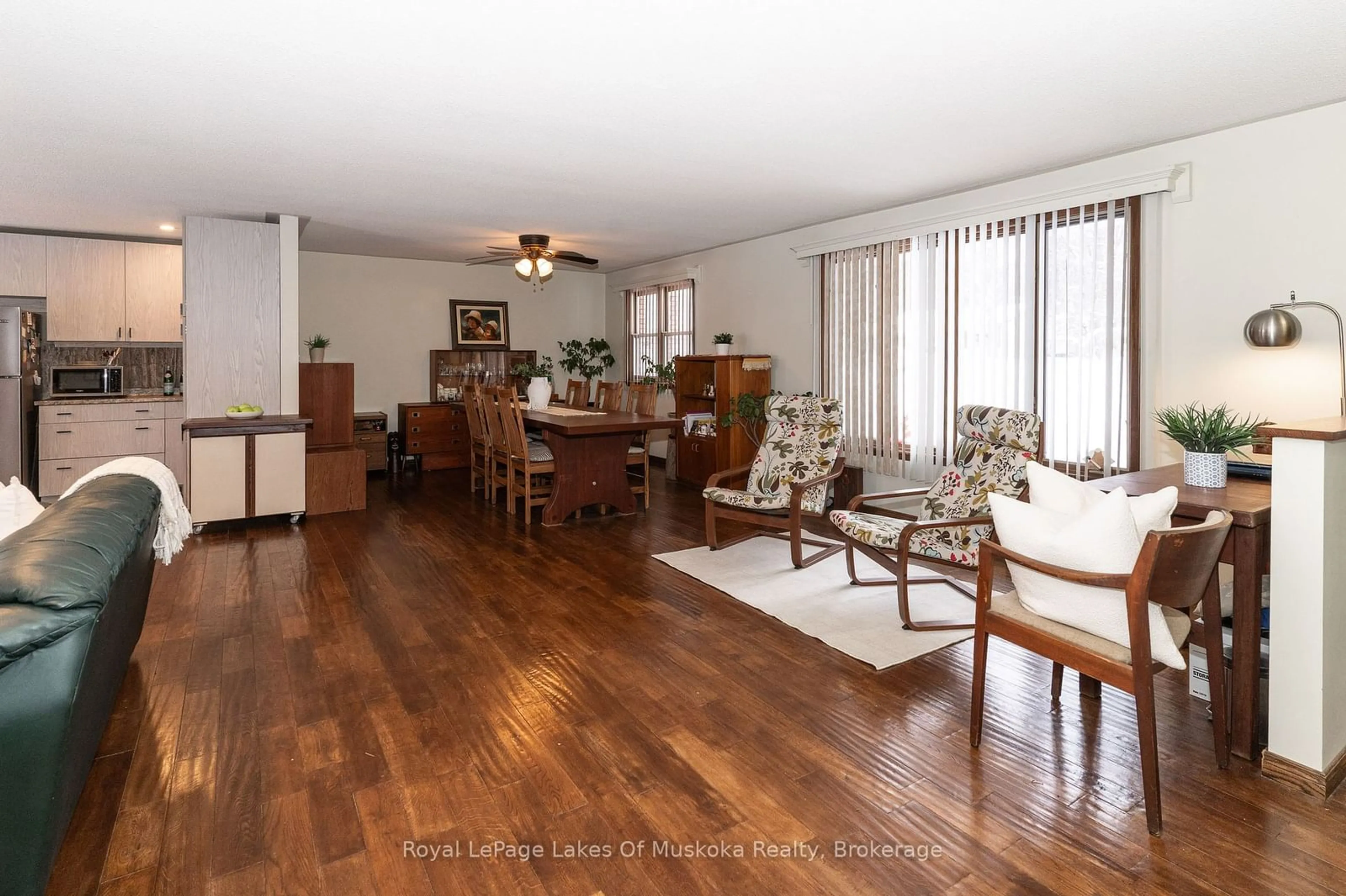 Living room with furniture, wood/laminate floor for 840 Muskoka Beach Rd, Gravenhurst Ontario P1P 1A5