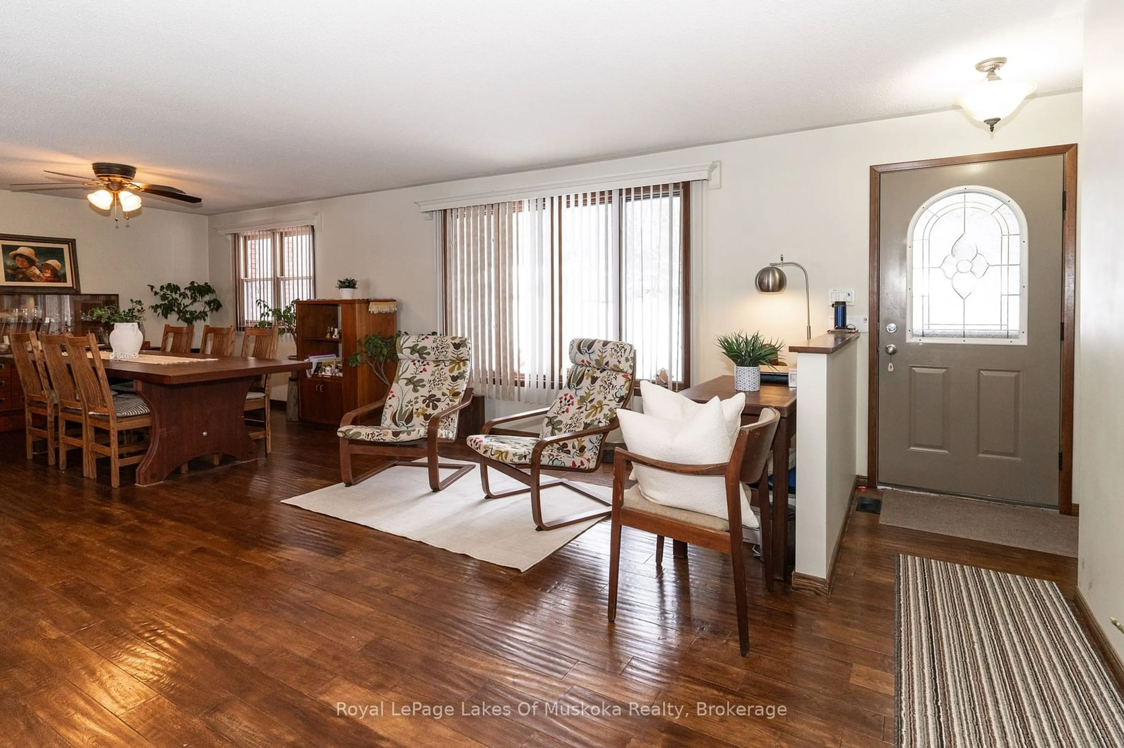 Living room with furniture, wood/laminate floor for 840 Muskoka Beach Rd, Gravenhurst Ontario P1P 1A5