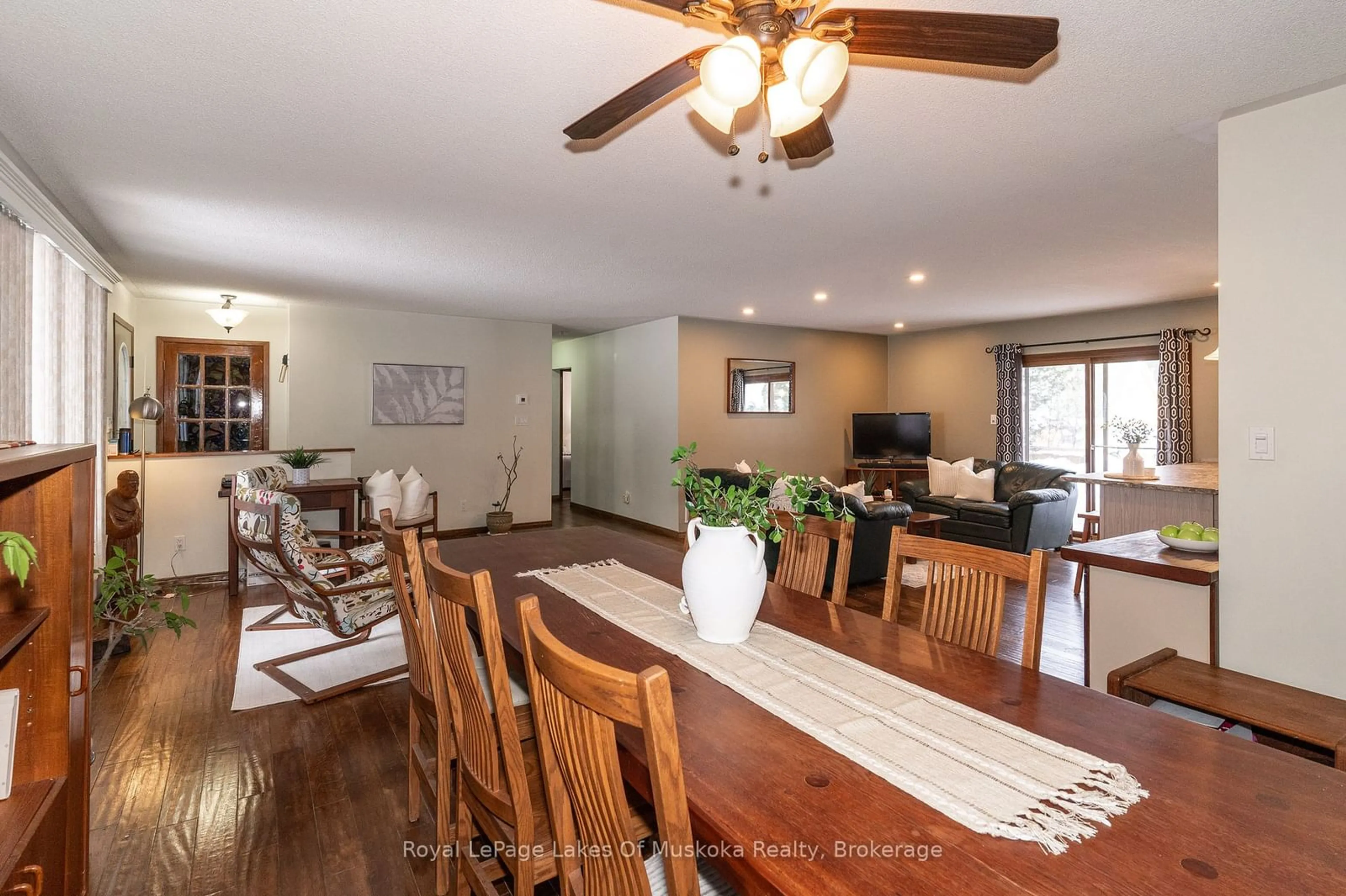 Dining room, wood/laminate floor for 840 Muskoka Beach Rd, Gravenhurst Ontario P1P 1A5