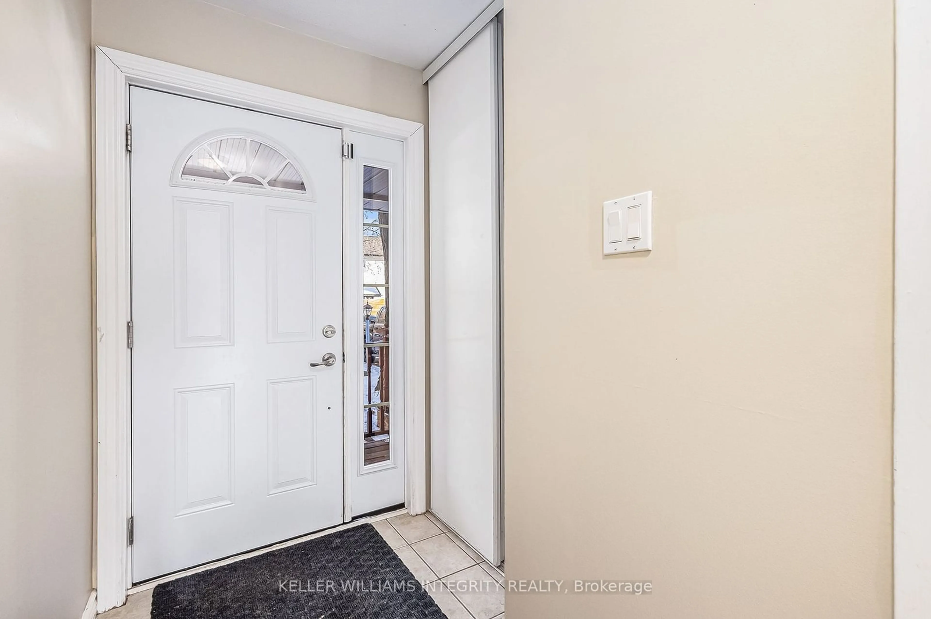 Indoor entryway for 31 Lima Way, Barrhaven Ontario K2J 3G6