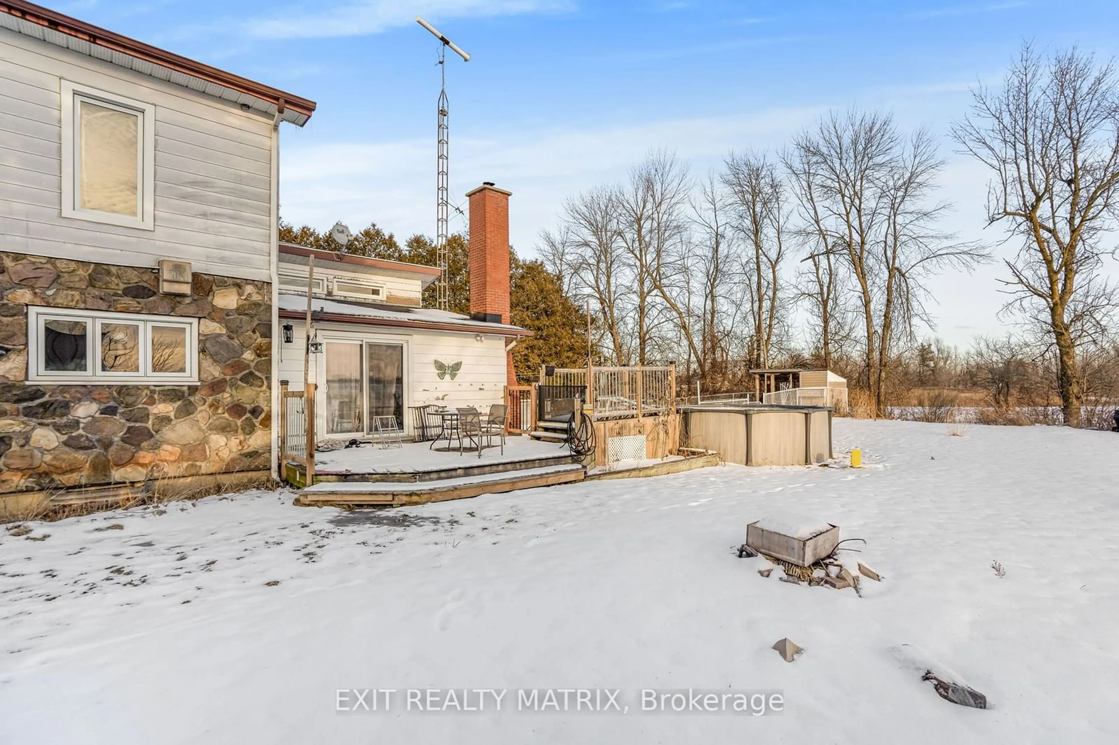 A pic from outside/outdoor area/front of a property/back of a property/a pic from drone, unknown for 5095 Fatima St, East Hawkesbury Ontario K0B 1P0