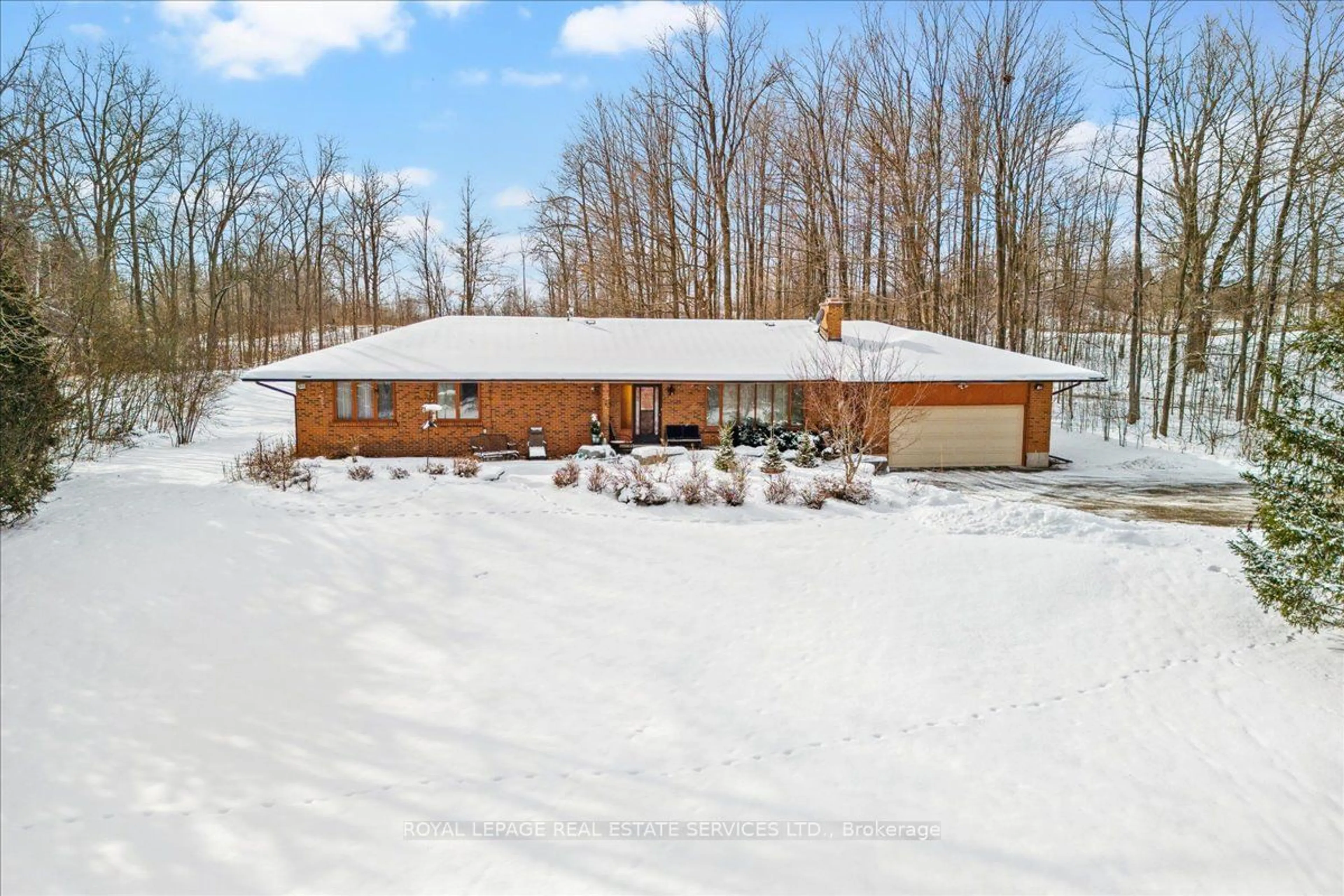 A pic from outside/outdoor area/front of a property/back of a property/a pic from drone, unknown for 4711 Watson Road South Rd, Puslinch Ontario N0B 2J0