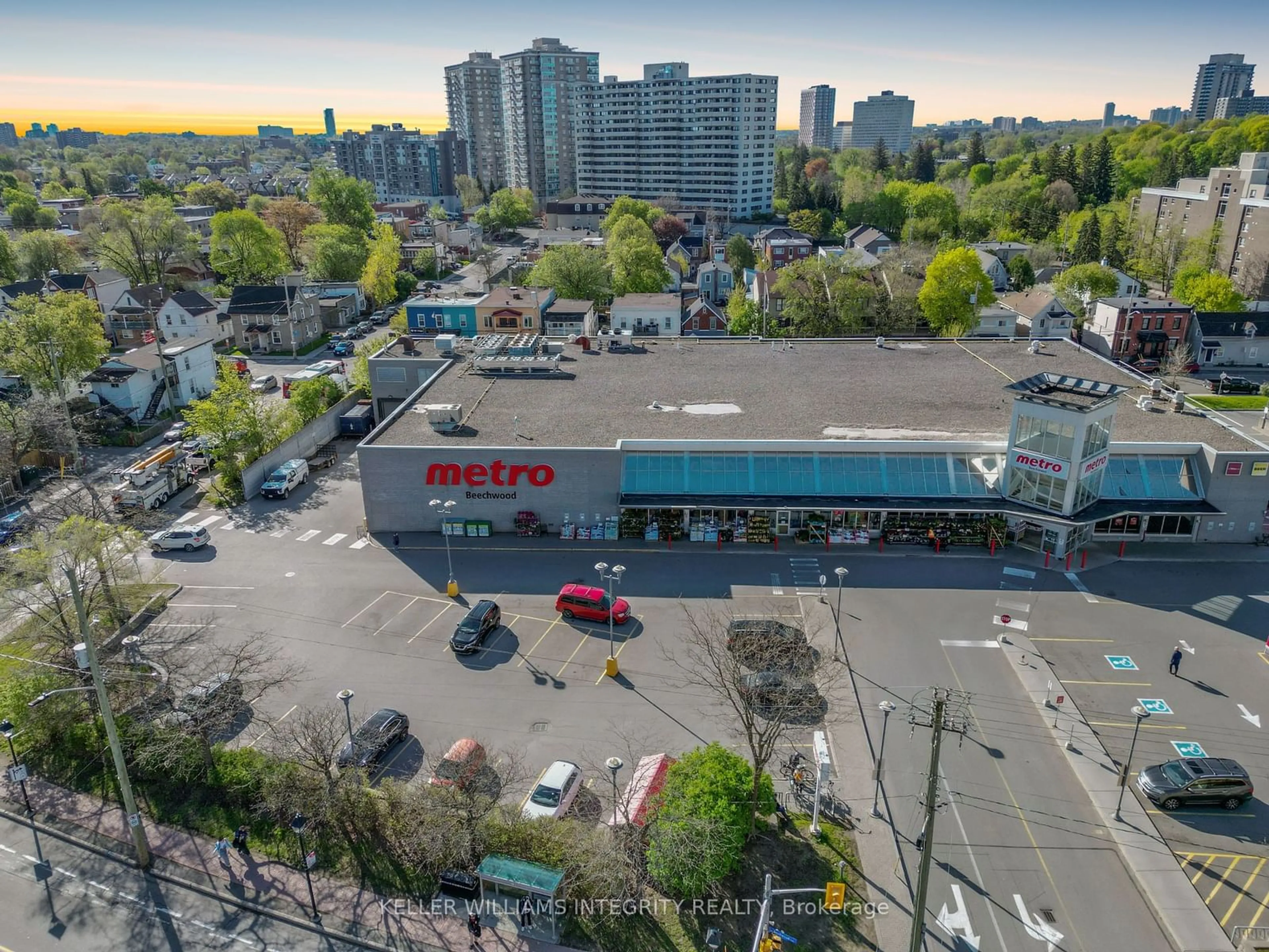 A pic from outside/outdoor area/front of a property/back of a property/a pic from drone, city buildings view from balcony for 90 Landry St #606, Vanier and Kingsview Park Ontario K1L 0A9