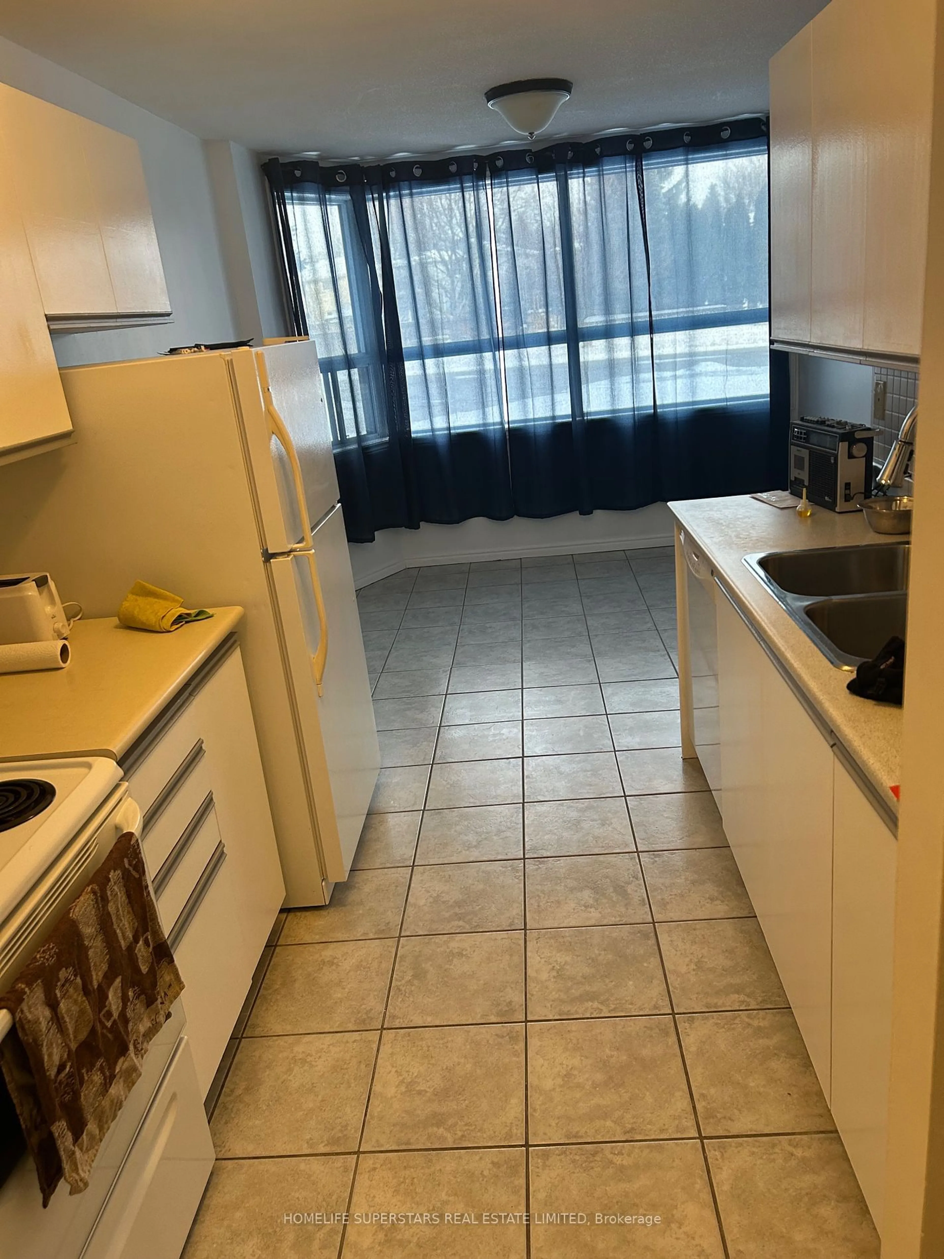 Standard kitchen, unknown for 200 Jamieson Pkwy #105, Cambridge Ontario N3C 4B5