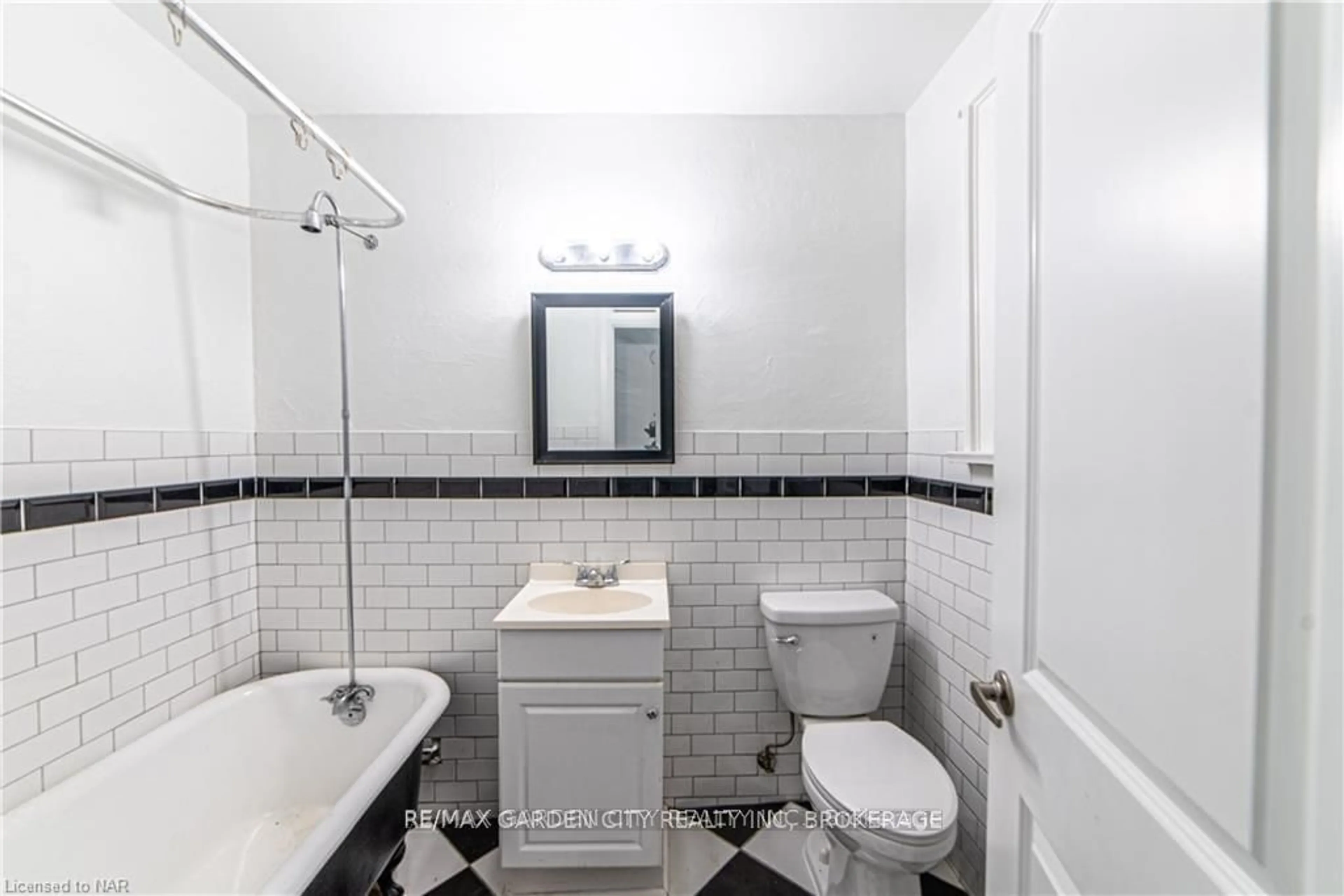 Standard bathroom, ceramic/tile floor for 68 Arkledun Ave, Hamilton Ontario L8N 2H8