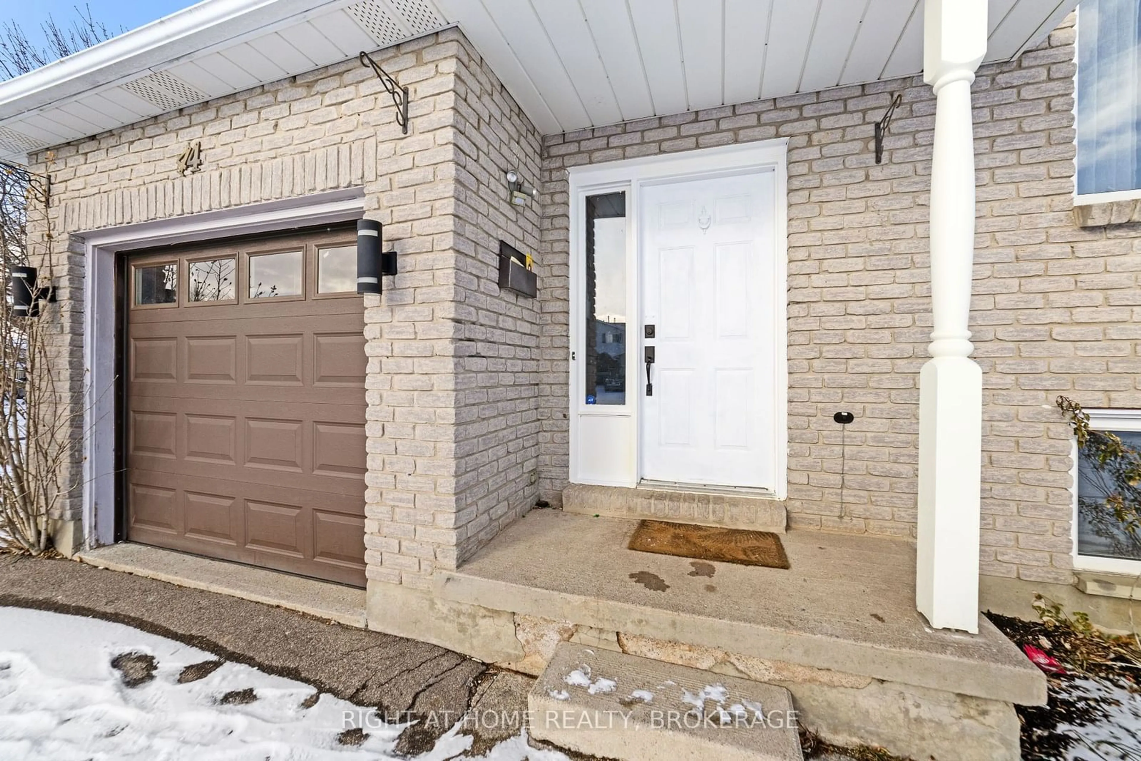 Indoor entryway for 44 Poplar Cres, Welland Ontario L3C 6W2