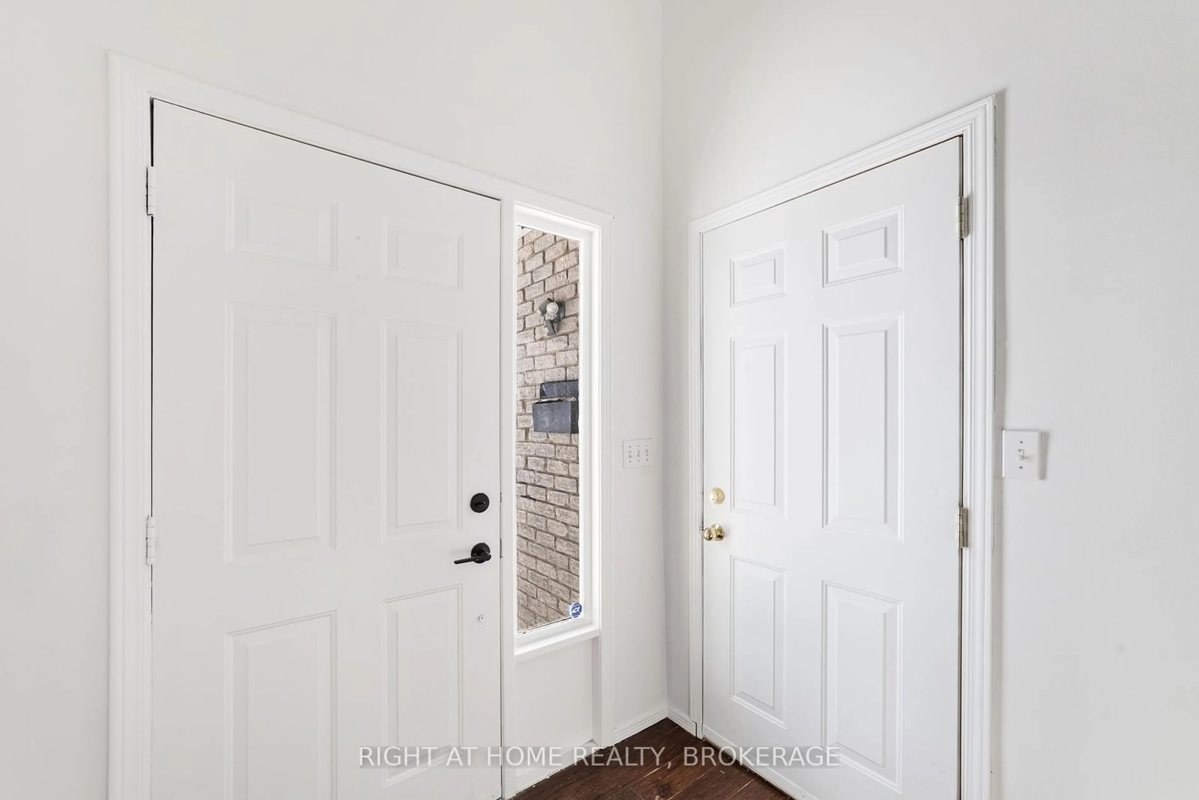 Indoor entryway for 44 Poplar Cres, Welland Ontario L3C 6W2