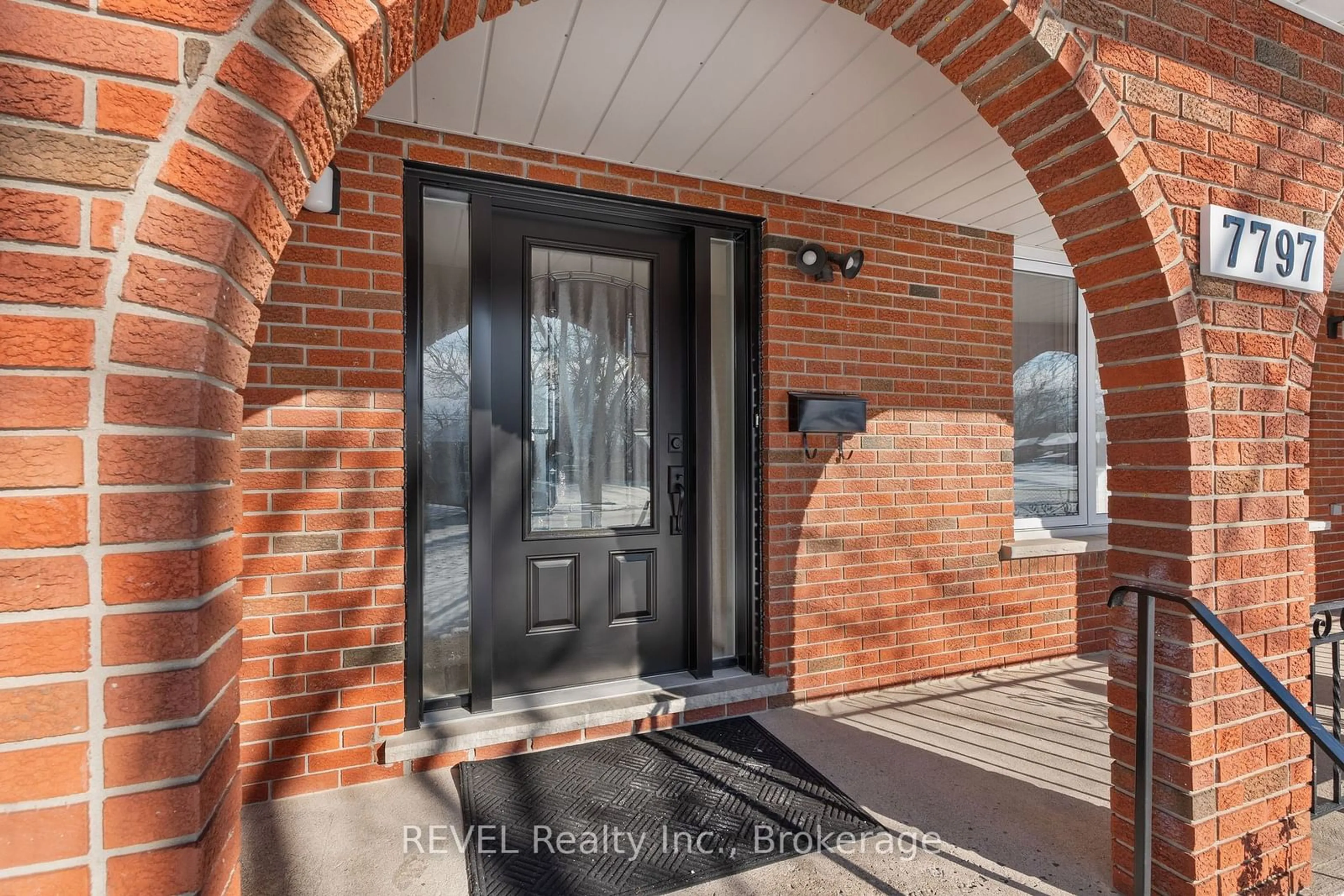 Indoor entryway for 7797 Mulhern St, Niagara Falls Ontario L2H 1B6