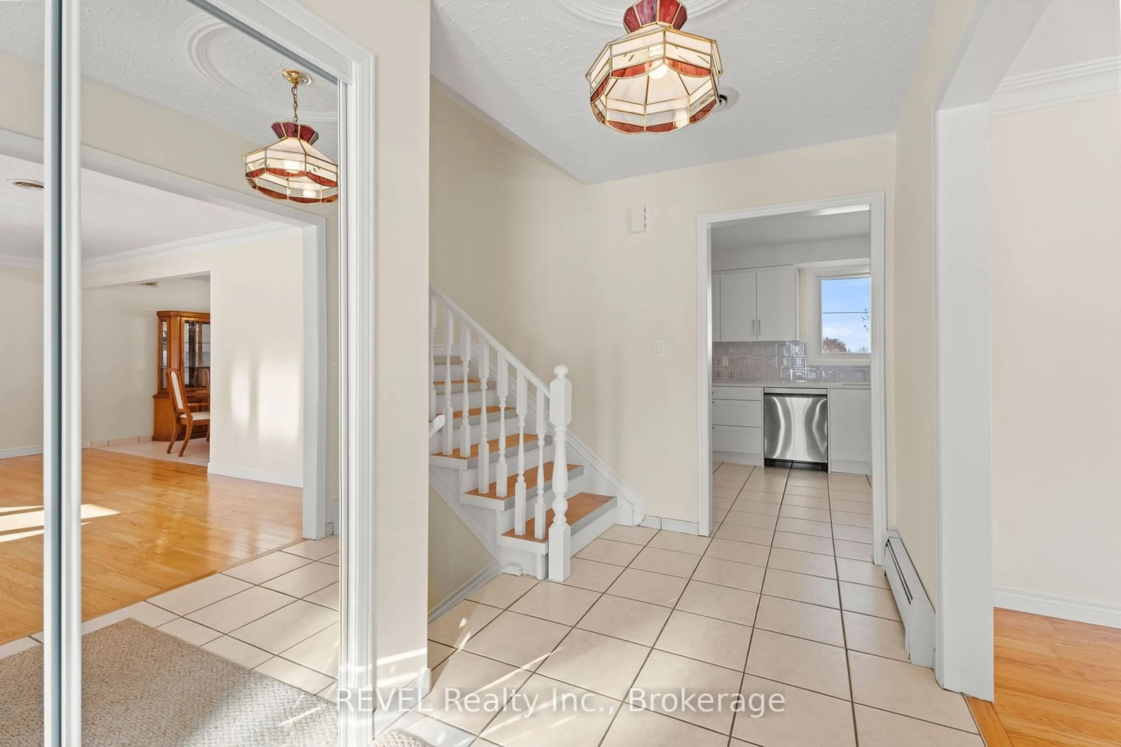 Indoor entryway for 7797 Mulhern St, Niagara Falls Ontario L2H 1B6