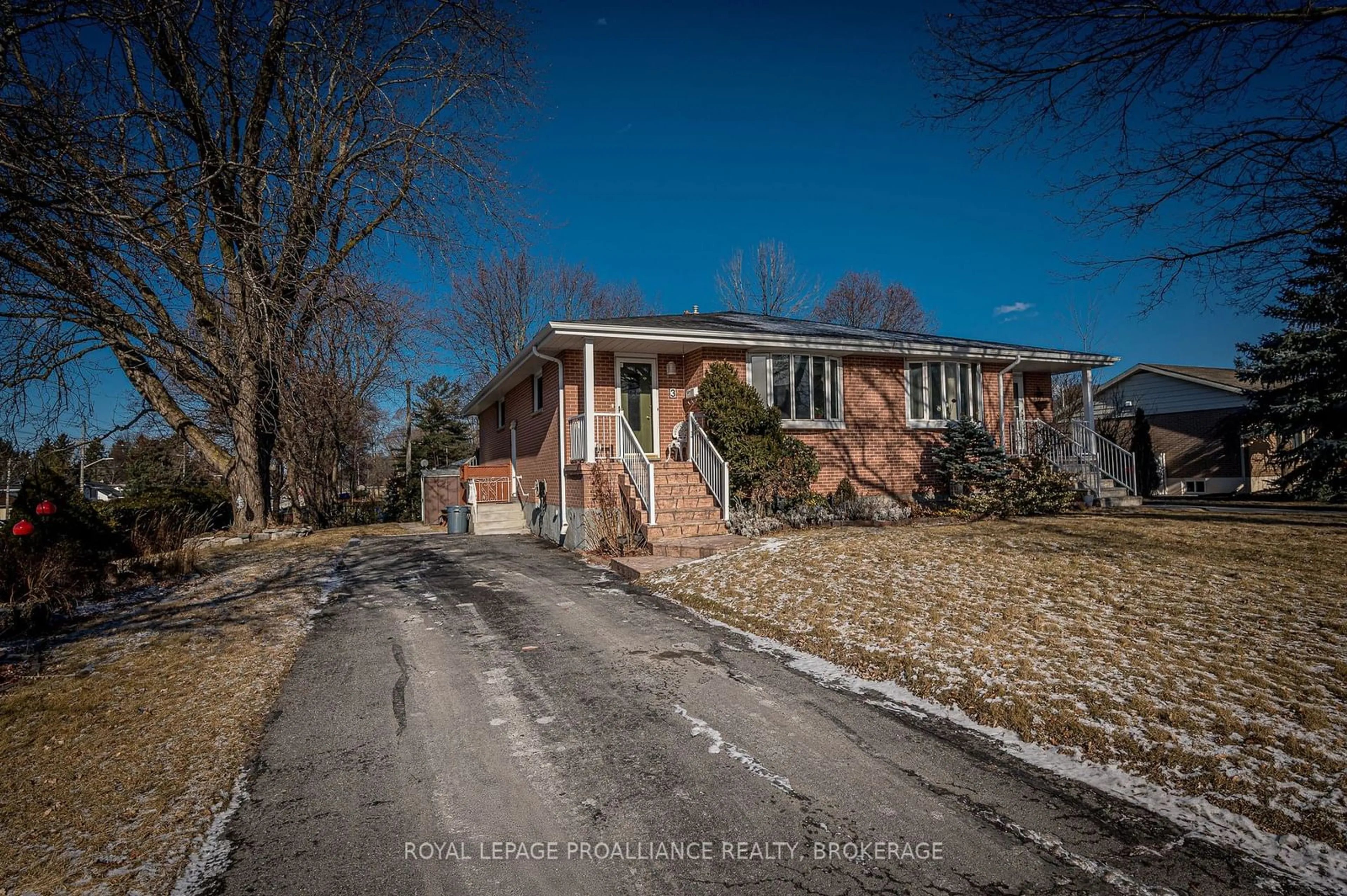 A pic from outside/outdoor area/front of a property/back of a property/a pic from drone, street for 3 Hampstead Heath, Kingston Ontario K7M 3J1