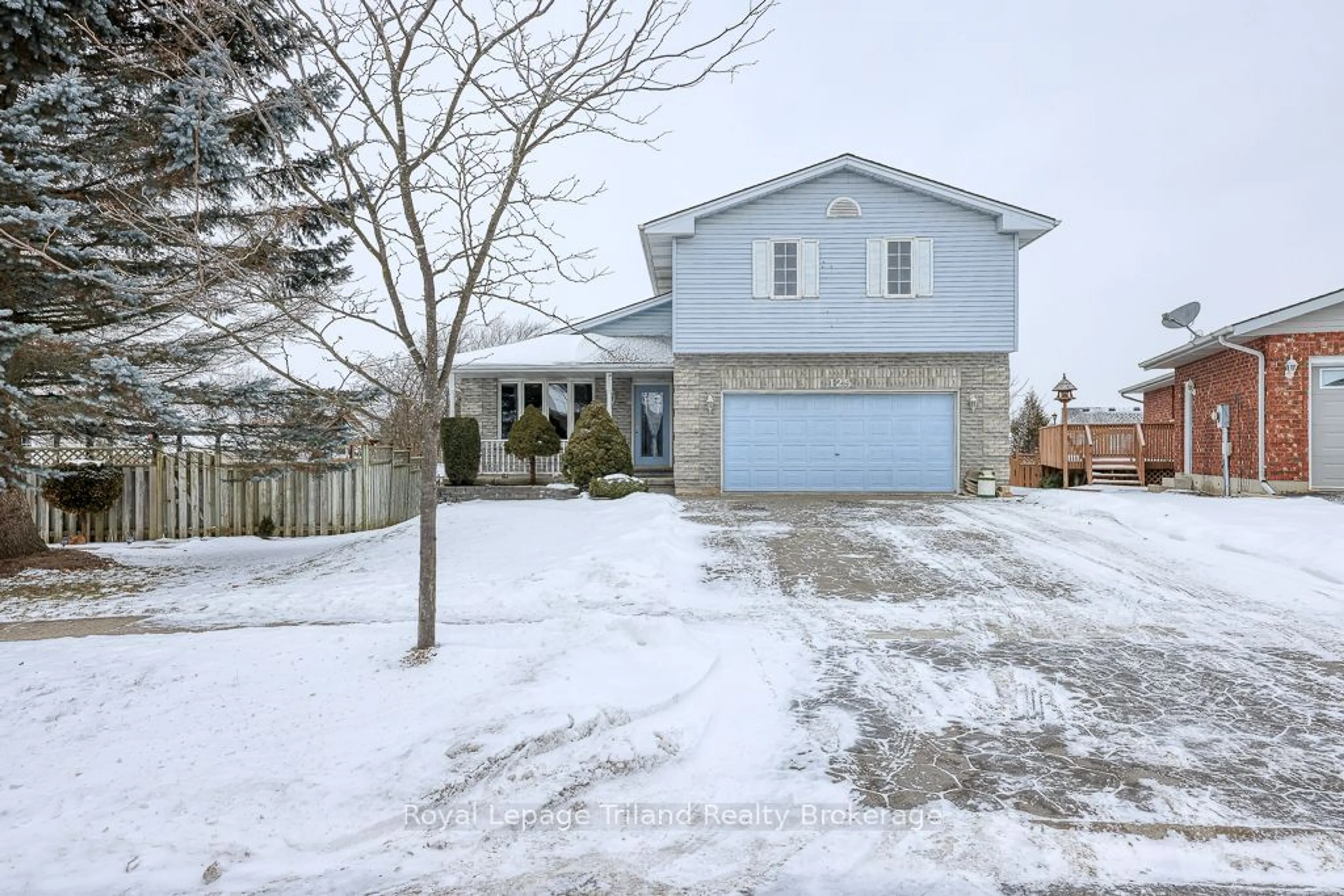 A pic from outside/outdoor area/front of a property/back of a property/a pic from drone, street for 125 Fifth Ave, Woodstock Ontario N4S 8V6