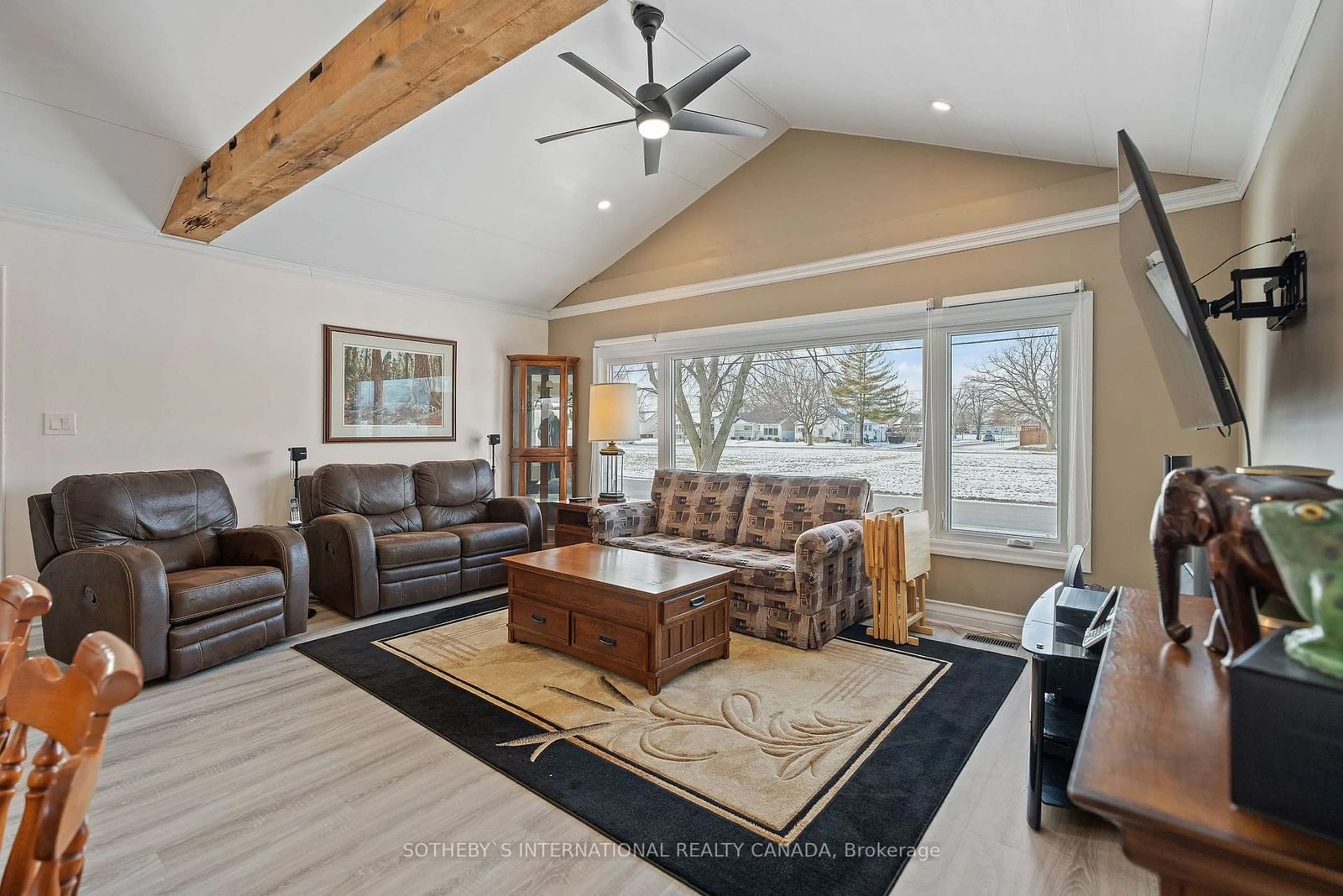 Living room with furniture, wood/laminate floor for 104 Golden Blvd, Welland Ontario L3B 1H7