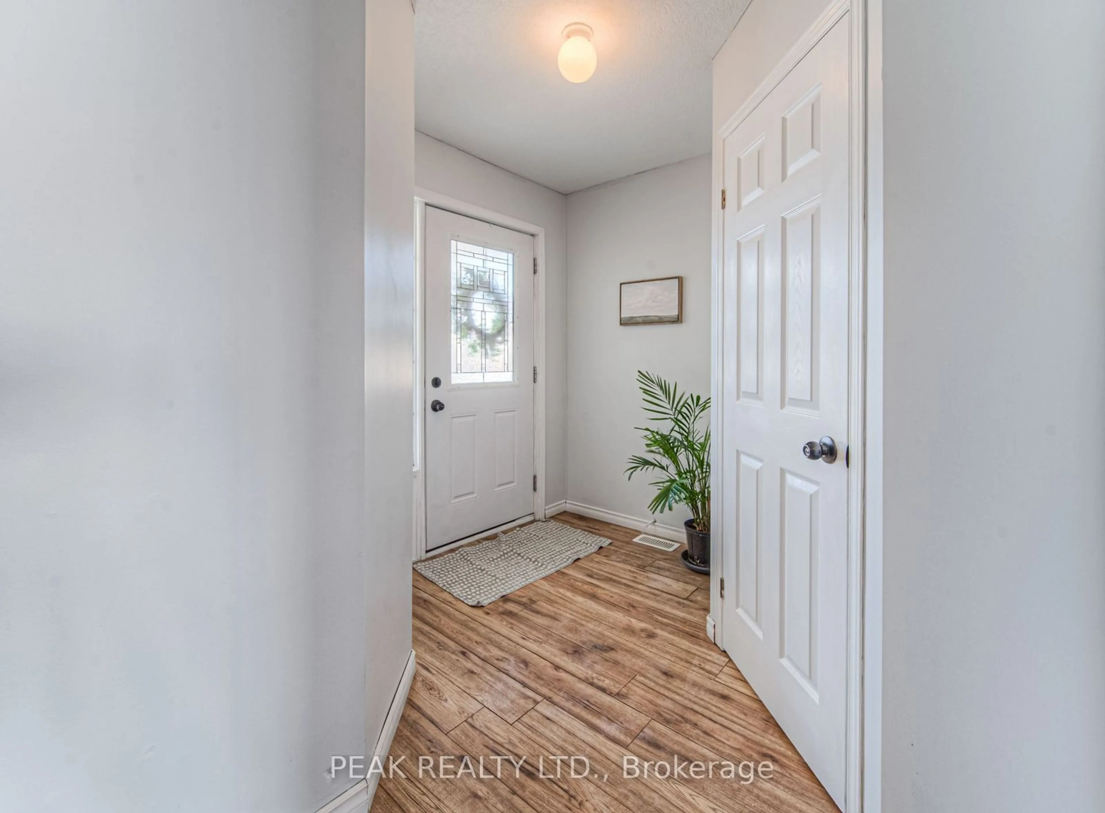 Indoor entryway for 1101 Copper Leaf Cres, Kitchener Ontario N2E 3W4